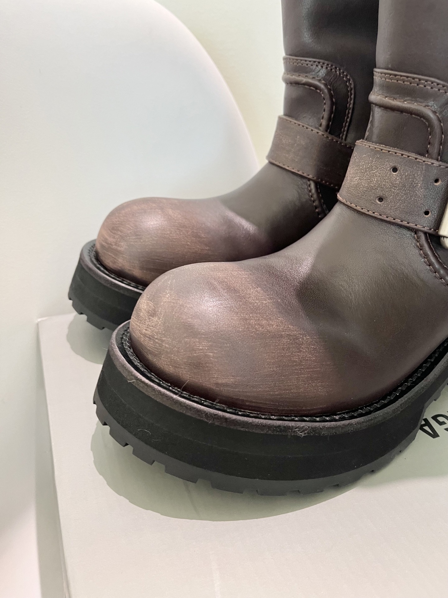 Balenciaga FW25 Venom Boots: Parisian Family Edition Overview - 图片 2