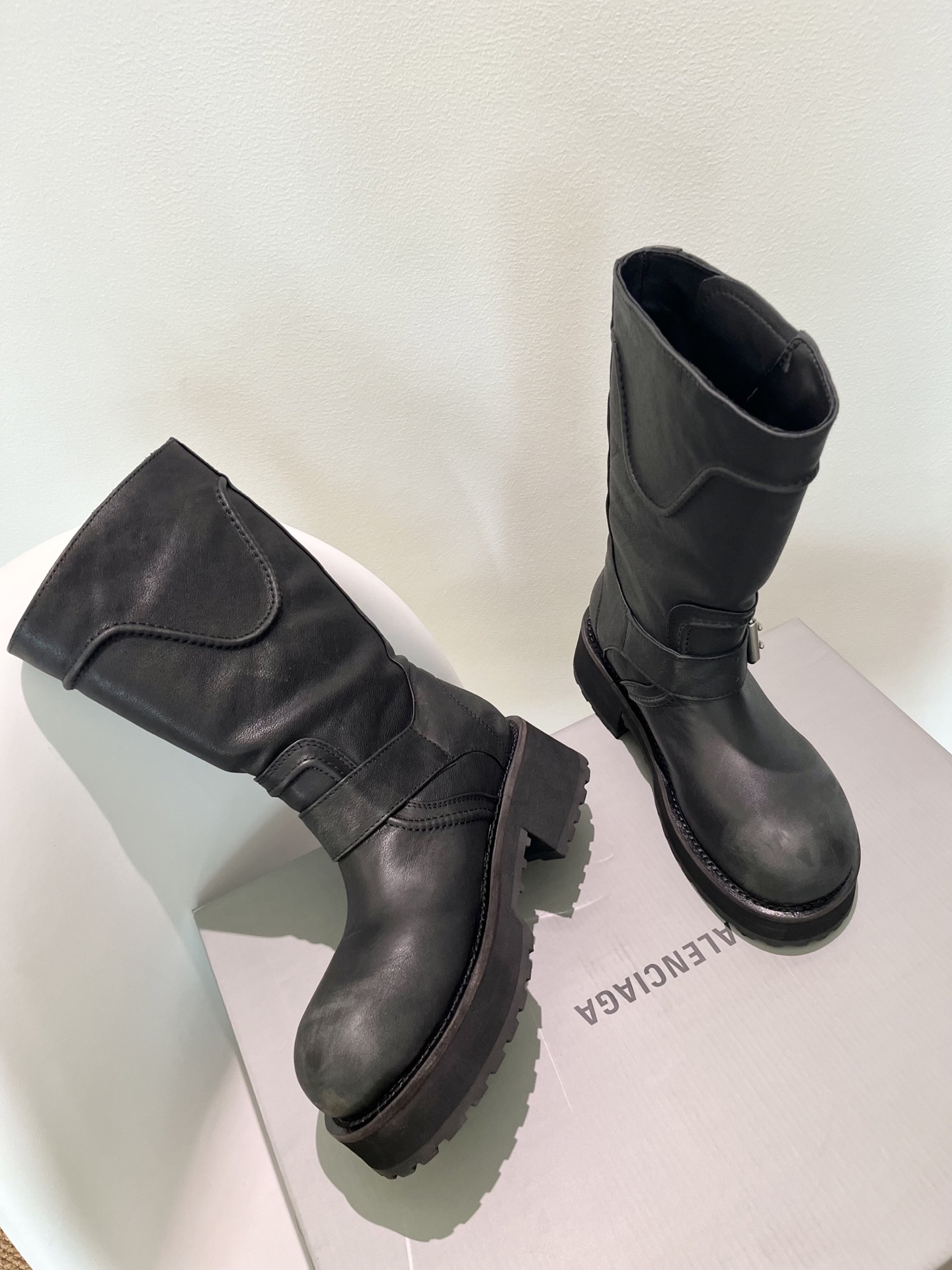 Balenciaga FW25 Venom Boots: Parisian Family Edition Details and Design Summary - 图片 3
