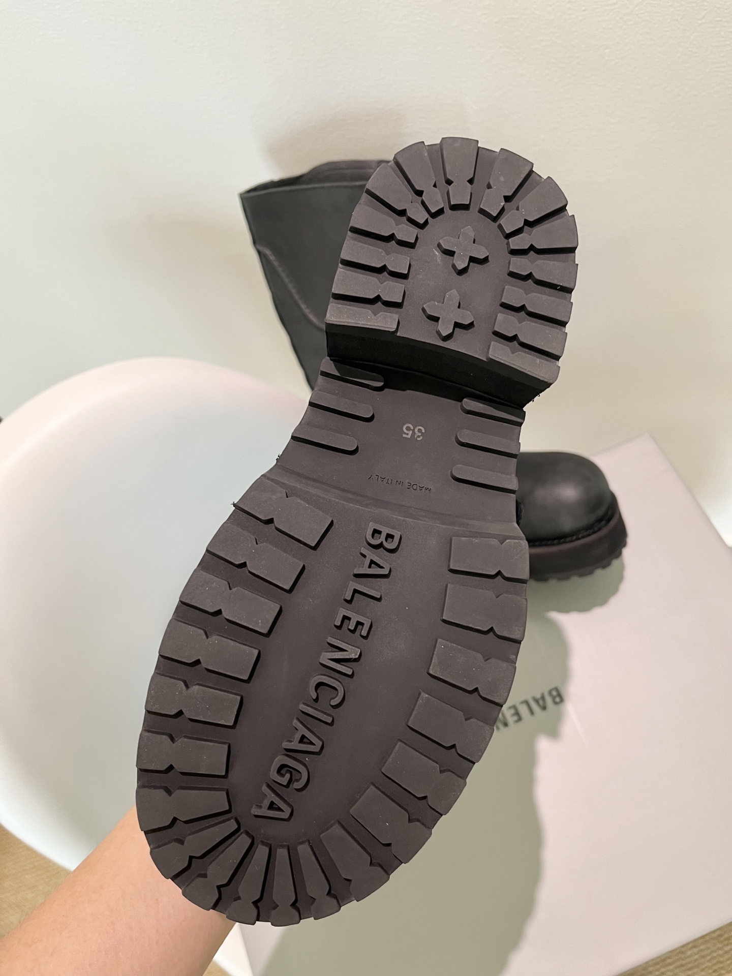 Balenciaga FW25 Venom Boots: Parisian Family Edition Details and Design Summary - 图片 7