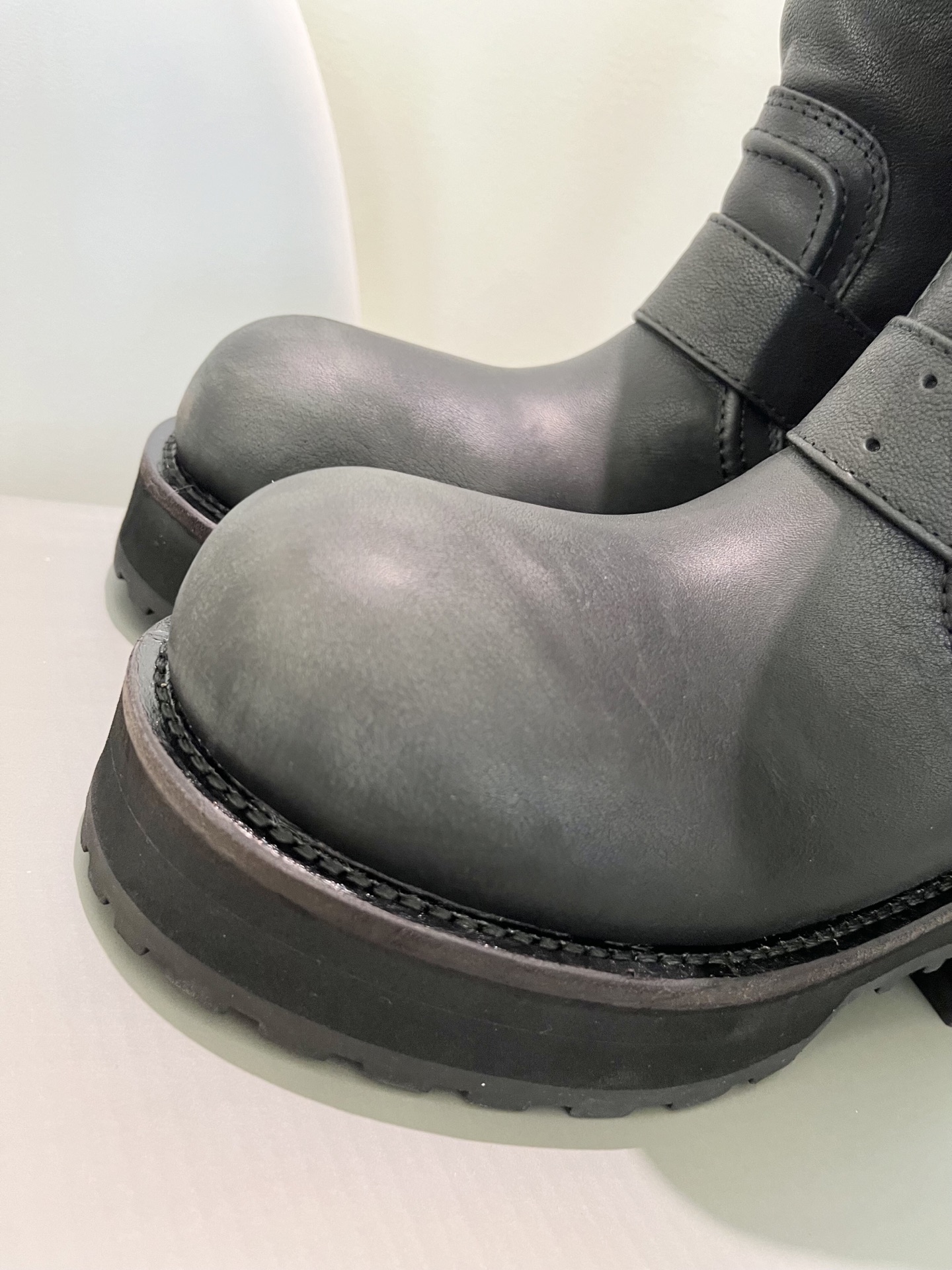 Balenciaga FW25 Venom Boots: Parisian Family Edition Details and Design Summary - 图片 4