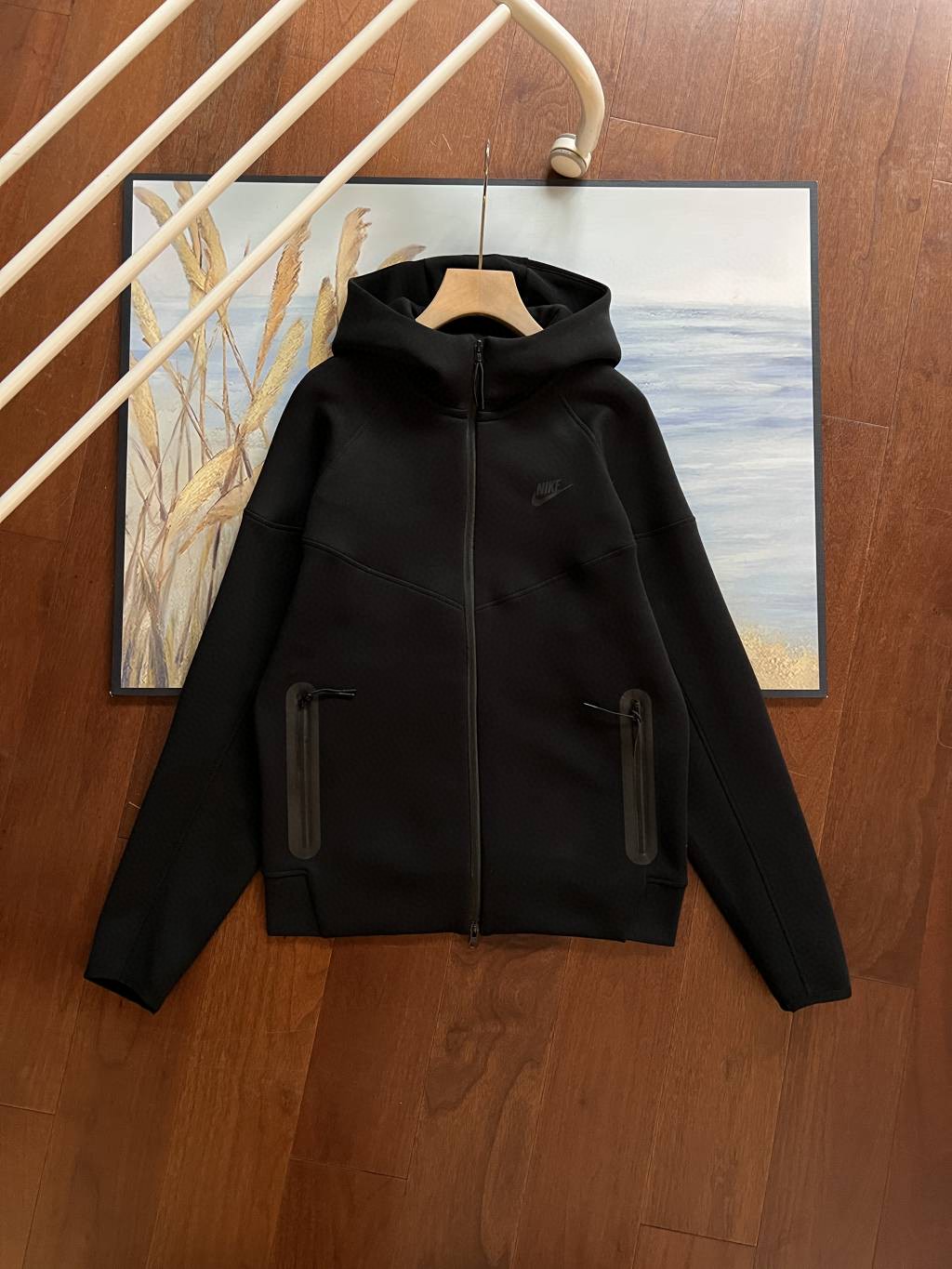 代工厂出品*💰105🧿可配裤子价格咨询客服
Nike耐克TECH FLEECE男子春季连帽衫外套针织休闲拼接拉链衫！
货号:FB7922-010-063

哈兰德同款外套，经典百搭，超级好看！
申州国际全棉双面布，品质无敌好，品相完美，卖到就是赚到！

Nike Sportswear Tech Fleece Windrunner 男子全长拉链开襟连帽衫从经典 Windrunner 夹克和 Tech Fleece夹克汲取设计灵感，将两款经典造型巧妙融合。肩部、胸部和衣身采用休闲剪裁，塑就运动风范，便于叠搭。优质双面针织面料，内外皆具顺滑质感，穿着舒适且不增加滞重感！

落肩和拼接衣袖设计塑就运动风版型，局部弹性罗纹下摆有助稳固衣！

三标辅料齐全，春季穿搭强烈推荐的一款外套！

颜色:黑色 灰色
尺码：M L XL XXL

          衣长       胸围       下摆    
M        69         53            48
L         71         55            50
XL       73         57            52
XXL     75         59            54

          