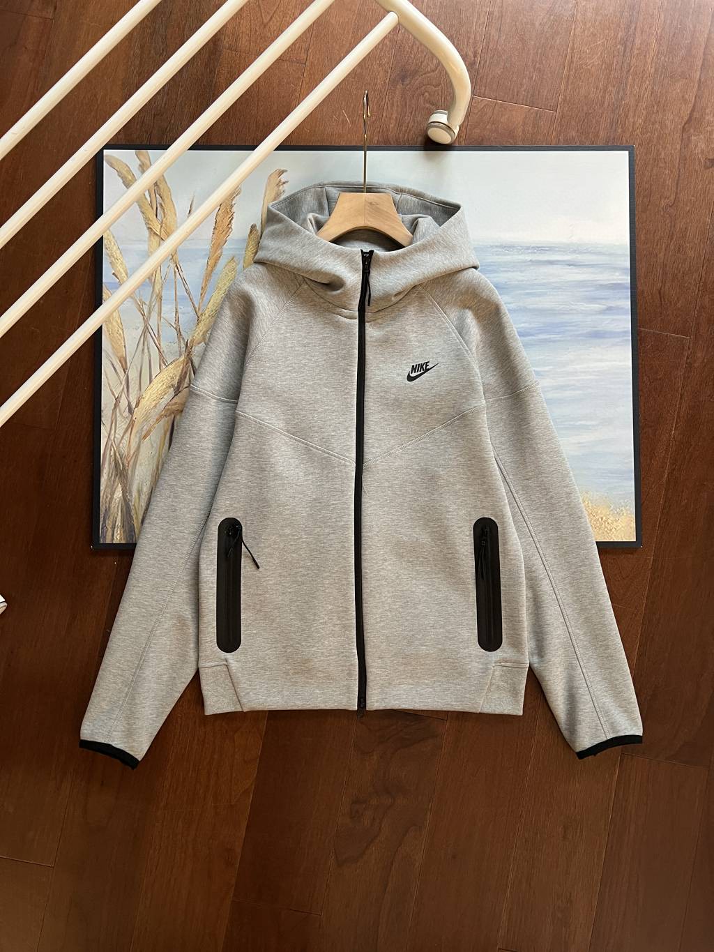 代工厂出品*💰105🧿可配裤子价格咨询客服
Nike耐克TECH FLEECE男子春季连帽衫外套针织休闲拼接拉链衫！
货号:FB7922-010-063

哈兰德同款外套，经典百搭，超级好看！
申州国际全棉双面布，品质无敌好，品相完美，卖到就是赚到！

Nike Sportswear Tech Fleece Windrunner 男子全长拉链开襟连帽衫从经典 Windrunner 夹克和 Tech Fleece夹克汲取设计灵感，将两款经典造型巧妙融合。肩部、胸部和衣身采用休闲剪裁，塑就运动风范，便于叠搭。优质双面针织面料，内外皆具顺滑质感，穿着舒适且不增加滞重感！

落肩和拼接衣袖设计塑就运动风版型，局部弹性罗纹下摆有助稳固衣！

三标辅料齐全，春季穿搭强烈推荐的一款外套！

颜色:黑色 灰色
尺码：M L XL XXL

          衣长       胸围       下摆    
M        69         53            48
L         71         55            50
XL       73         57            52
XXL     75         59            54

          