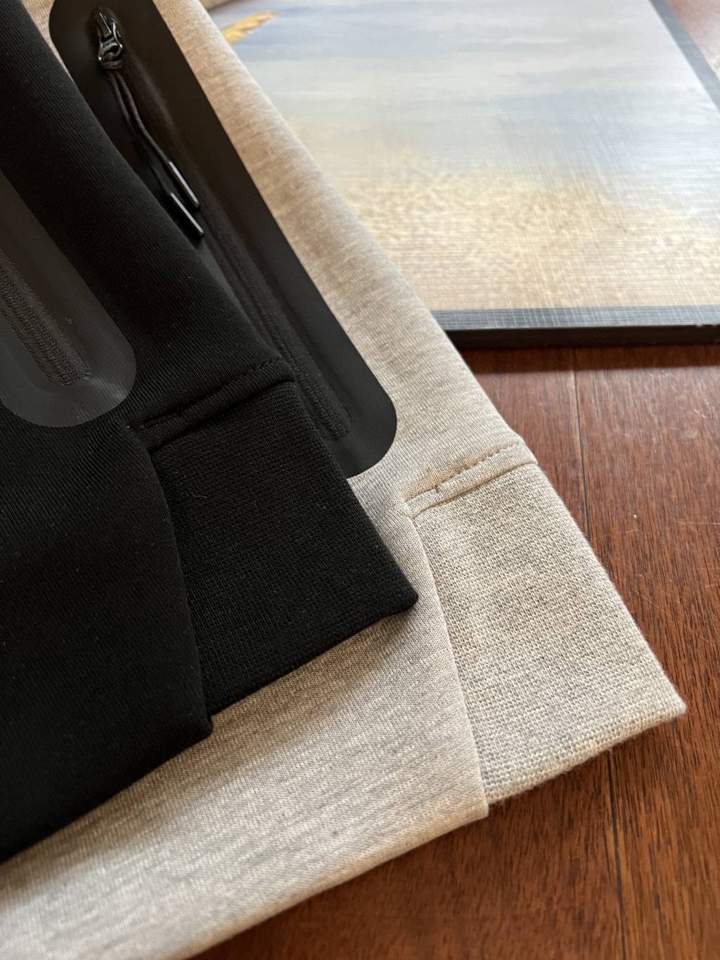 代工厂出品*💰105🧿可配裤子价格咨询客服
Nike耐克TECH FLEECE男子春季连帽衫外套针织休闲拼接拉链衫！
货号:FB7922-010-063

哈兰德同款外套，经典百搭，超级好看！
申州国际全棉双面布，品质无敌好，品相完美，卖到就是赚到！

Nike Sportswear Tech Fleece Windrunner 男子全长拉链开襟连帽衫从经典 Windrunner 夹克和 Tech Fleece夹克汲取设计灵感，将两款经典造型巧妙融合。肩部、胸部和衣身采用休闲剪裁，塑就运动风范，便于叠搭。优质双面针织面料，内外皆具顺滑质感，穿着舒适且不增加滞重感！

落肩和拼接衣袖设计塑就运动风版型，局部弹性罗纹下摆有助稳固衣！

三标辅料齐全，春季穿搭强烈推荐的一款外套！

颜色:黑色 灰色
尺码：M L XL XXL

          衣长       胸围       下摆    
M        69         53            48
L         71         55            50
XL       73         57            52
XXL     75         59            54

          