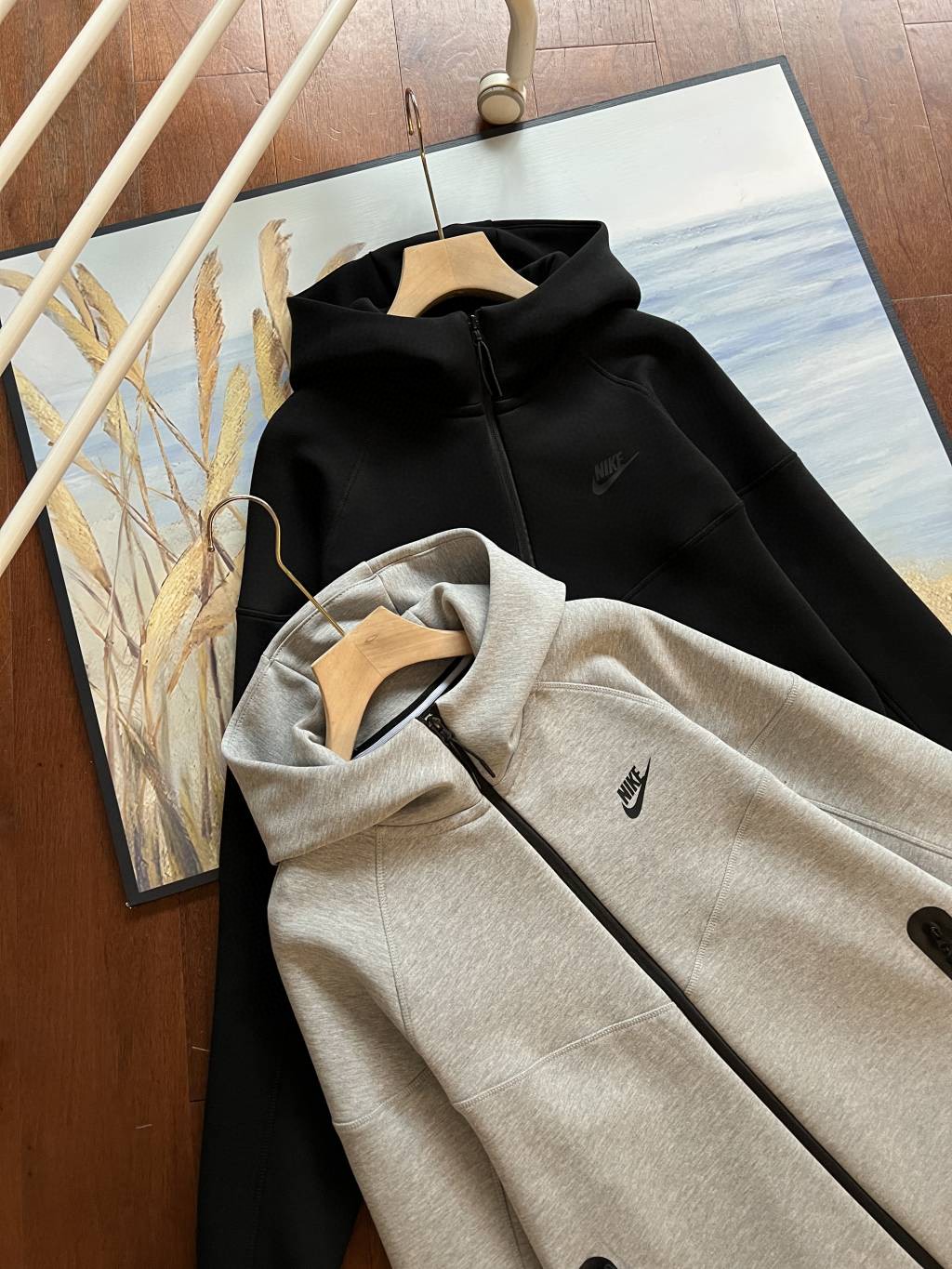 代工厂出品*💰105🧿可配裤子价格咨询客服
Nike耐克TECH FLEECE男子春季连帽衫外套针织休闲拼接拉链衫！
货号:FB7922-010-063

哈兰德同款外套，经典百搭，超级好看！
申州国际全棉双面布，品质无敌好，品相完美，卖到就是赚到！

Nike Sportswear Tech Fleece Windrunner 男子全长拉链开襟连帽衫从经典 Windrunner 夹克和 Tech Fleece夹克汲取设计灵感，将两款经典造型巧妙融合。肩部、胸部和衣身采用休闲剪裁，塑就运动风范，便于叠搭。优质双面针织面料，内外皆具顺滑质感，穿着舒适且不增加滞重感！

落肩和拼接衣袖设计塑就运动风版型，局部弹性罗纹下摆有助稳固衣！

三标辅料齐全，春季穿搭强烈推荐的一款外套！

颜色:黑色 灰色
尺码：M L XL XXL

          衣长       胸围       下摆    
M        69         53            48
L         71         55            50
XL       73         57            52
XXL     75         59            54

          