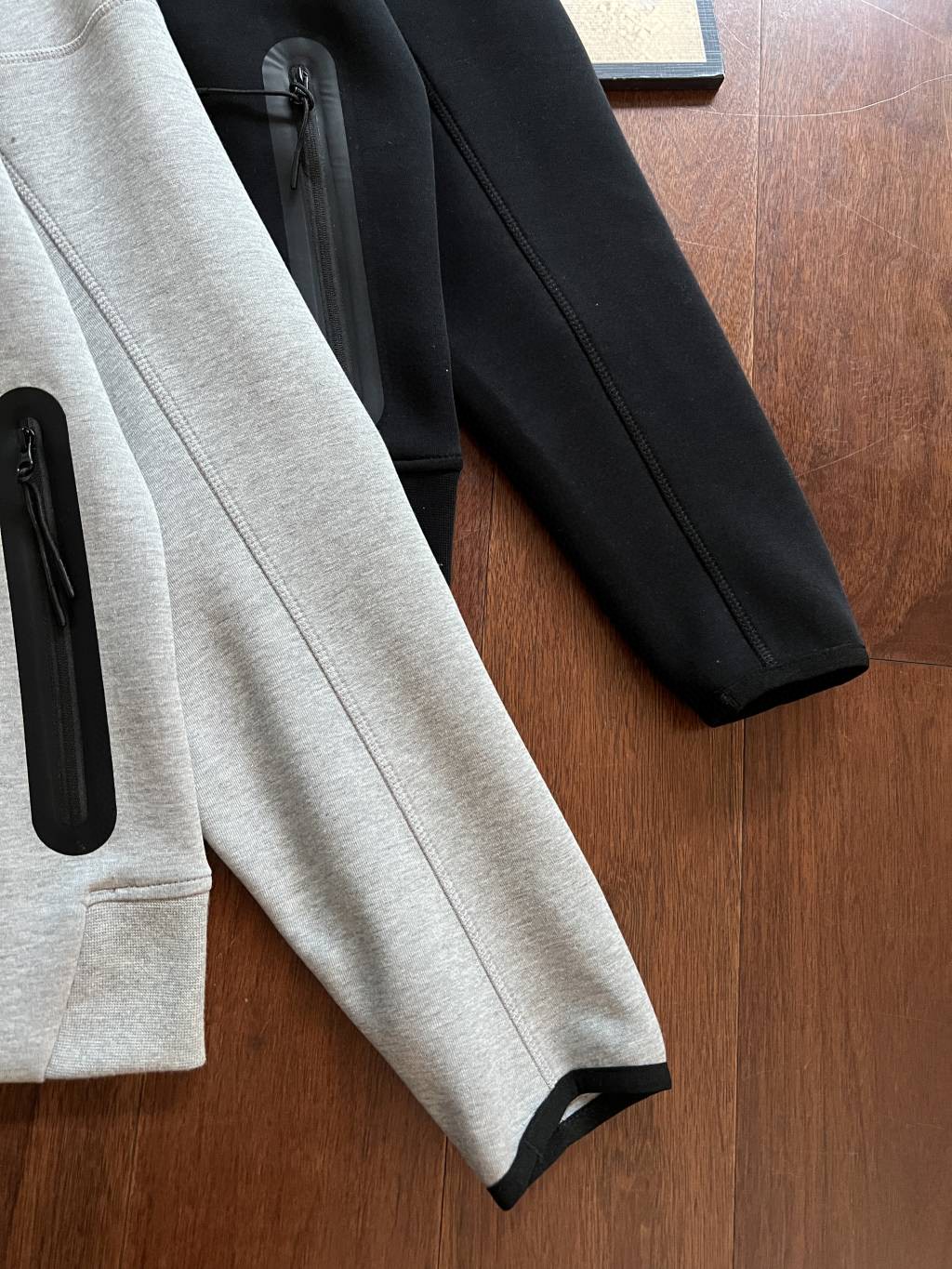 代工厂出品*💰105🧿可配裤子价格咨询客服
Nike耐克TECH FLEECE男子春季连帽衫外套针织休闲拼接拉链衫！
货号:FB7922-010-063

哈兰德同款外套，经典百搭，超级好看！
申州国际全棉双面布，品质无敌好，品相完美，卖到就是赚到！

Nike Sportswear Tech Fleece Windrunner 男子全长拉链开襟连帽衫从经典 Windrunner 夹克和 Tech Fleece夹克汲取设计灵感，将两款经典造型巧妙融合。肩部、胸部和衣身采用休闲剪裁，塑就运动风范，便于叠搭。优质双面针织面料，内外皆具顺滑质感，穿着舒适且不增加滞重感！

落肩和拼接衣袖设计塑就运动风版型，局部弹性罗纹下摆有助稳固衣！

三标辅料齐全，春季穿搭强烈推荐的一款外套！

颜色:黑色 灰色
尺码：M L XL XXL

          衣长       胸围       下摆    
M        69         53            48
L         71         55            50
XL       73         57            52
XXL     75         59            54

          