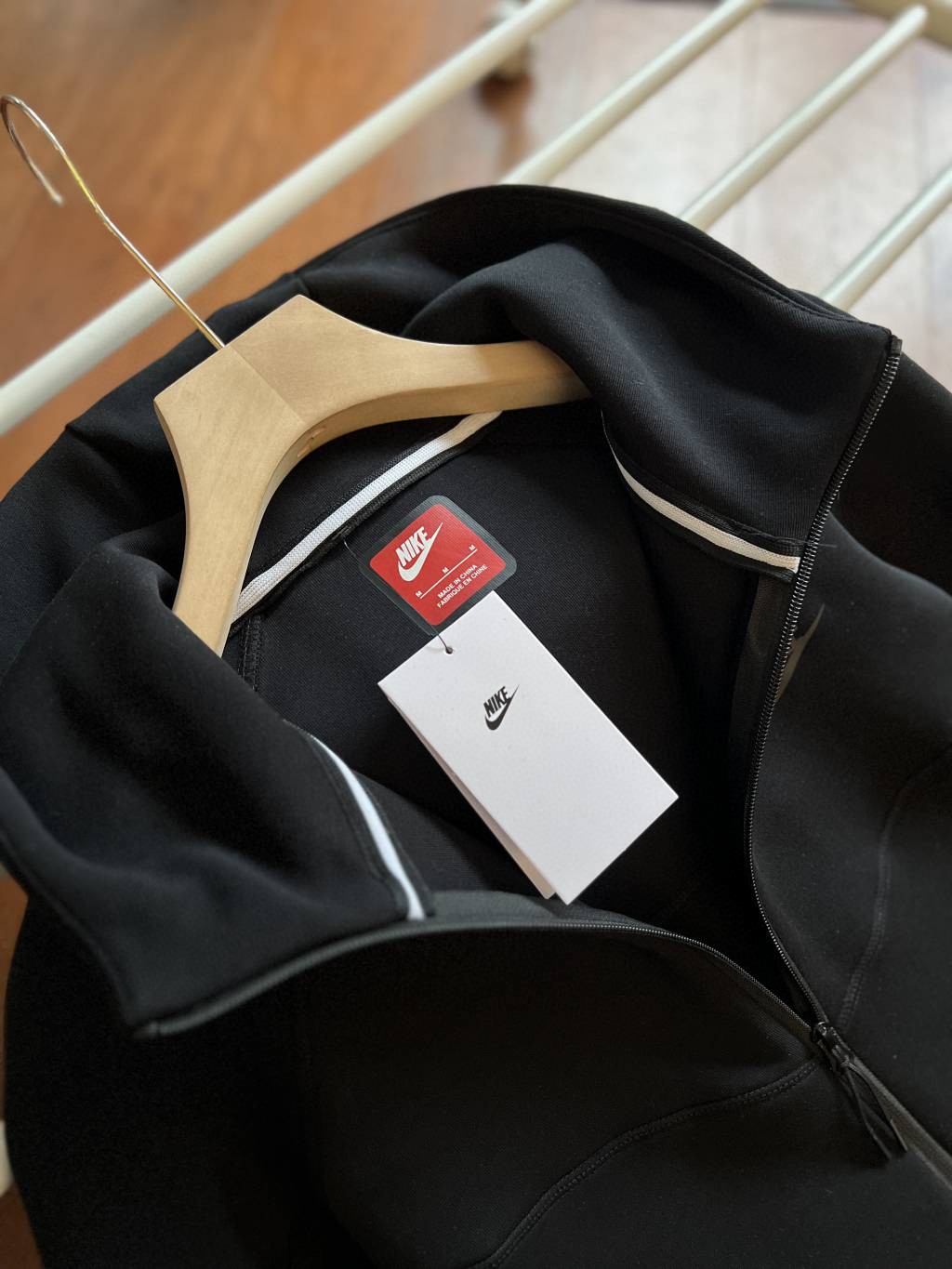 代工厂出品*💰105🧿可配裤子价格咨询客服
Nike耐克TECH FLEECE男子春季连帽衫外套针织休闲拼接拉链衫！
货号:FB7922-010-063

哈兰德同款外套，经典百搭，超级好看！
申州国际全棉双面布，品质无敌好，品相完美，卖到就是赚到！

Nike Sportswear Tech Fleece Windrunner 男子全长拉链开襟连帽衫从经典 Windrunner 夹克和 Tech Fleece夹克汲取设计灵感，将两款经典造型巧妙融合。肩部、胸部和衣身采用休闲剪裁，塑就运动风范，便于叠搭。优质双面针织面料，内外皆具顺滑质感，穿着舒适且不增加滞重感！

落肩和拼接衣袖设计塑就运动风版型，局部弹性罗纹下摆有助稳固衣！

三标辅料齐全，春季穿搭强烈推荐的一款外套！

颜色:黑色 灰色
尺码：M L XL XXL

          衣长       胸围       下摆    
M        69         53            48
L         71         55            50
XL       73         57            52
XXL     75         59            54

          