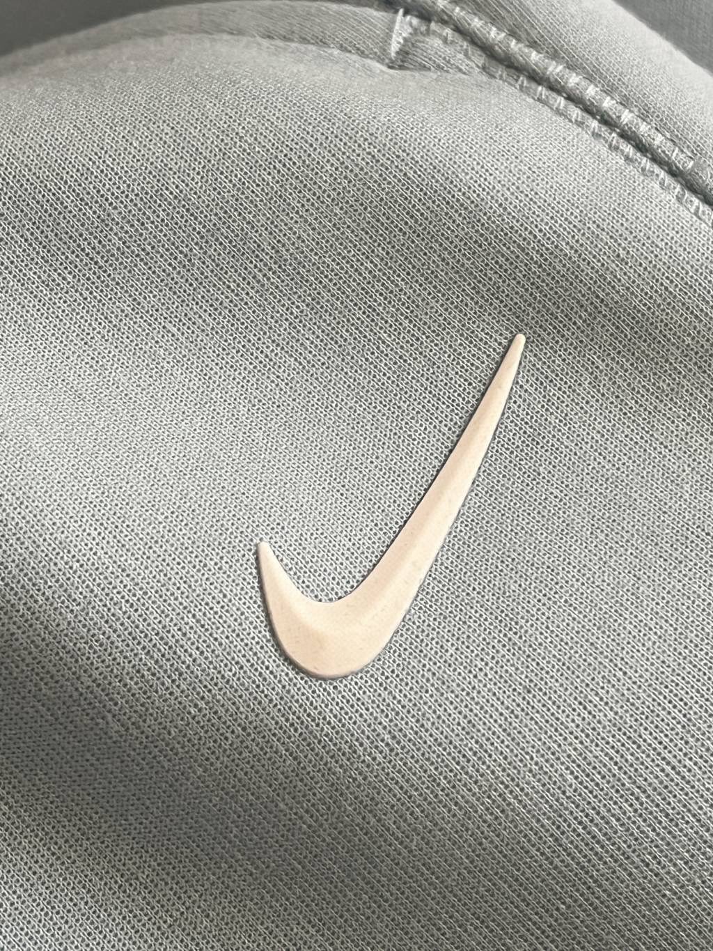 P95💰

NIKE x NOCTA 联名款 Tech Fleece 品牌Logo印花运动卫裤

货号：FD8461

穿上 NOCTA Tech Fleece 男子全长拉链卫裤，畅享顺滑舒适的出众体验。

衣身采用休闲剪裁，塑就运动风范，采用健康布面料制成，内外皆具顺滑质感，穿着舒适且不增加滞重感。下摆采用弹性罗纹设计，有助在运动时稳固衣身

休闲的设计，打造出运动风范，便于外搭，无论休闲还是运动都很好驾驭！

国际厂申州原厂面料三标齐全 专柜1:1 代工厂出品 绝对重工好货


展示颜色:黑色 天蓝色 绿色

尺码：S M L XL

 尺码参考：
        S    M    L   XL
裤长 98 100 102 104
臀围 53  55  57  59
腰围 33  35  37  39