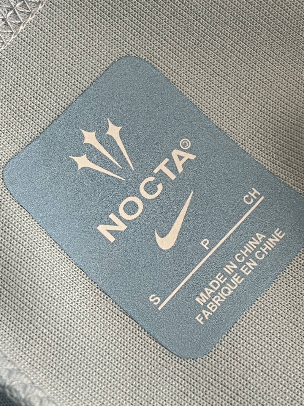 P95💰

NIKE x NOCTA 联名款 Tech Fleece 品牌Logo印花运动卫裤

货号：FD8461

穿上 NOCTA Tech Fleece 男子全长拉链卫裤，畅享顺滑舒适的出众体验。

衣身采用休闲剪裁，塑就运动风范，采用健康布面料制成，内外皆具顺滑质感，穿着舒适且不增加滞重感。下摆采用弹性罗纹设计，有助在运动时稳固衣身

休闲的设计，打造出运动风范，便于外搭，无论休闲还是运动都很好驾驭！

国际厂申州原厂面料三标齐全 专柜1:1 代工厂出品 绝对重工好货


展示颜色:黑色 天蓝色 绿色

尺码：S M L XL

 尺码参考：
        S    M    L   XL
裤长 98 100 102 104
臀围 53  55  57  59
腰围 33  35  37  39