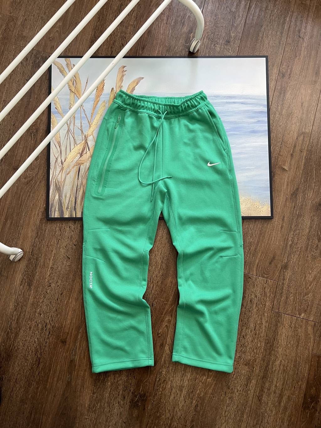 P95💰

NIKE x NOCTA 联名款 Tech Fleece 品牌Logo印花运动卫裤

货号：FD8461

穿上 NOCTA Tech Fleece 男子全长拉链卫裤，畅享顺滑舒适的出众体验。

衣身采用休闲剪裁，塑就运动风范，采用健康布面料制成，内外皆具顺滑质感，穿着舒适且不增加滞重感。下摆采用弹性罗纹设计，有助在运动时稳固衣身

休闲的设计，打造出运动风范，便于外搭，无论休闲还是运动都很好驾驭！

国际厂申州原厂面料三标齐全 专柜1:1 代工厂出品 绝对重工好货


展示颜色:黑色 天蓝色 绿色

尺码：S M L XL

 尺码参考：
        S    M    L   XL
裤长 98 100 102 104
臀围 53  55  57  59
腰围 33  35  37  39