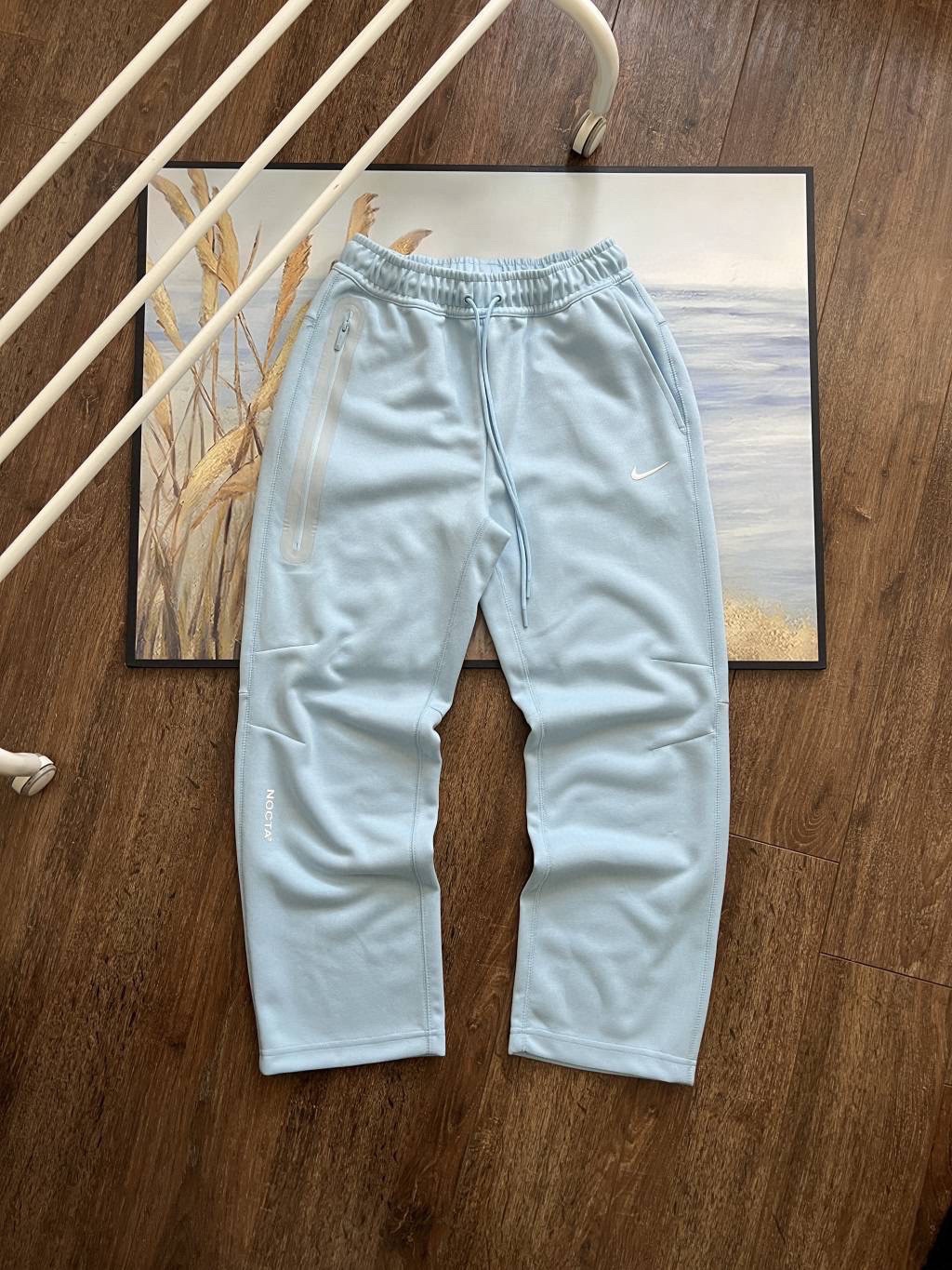 P95💰

NIKE x NOCTA 联名款 Tech Fleece 品牌Logo印花运动卫裤

货号：FD8461

穿上 NOCTA Tech Fleece 男子全长拉链卫裤，畅享顺滑舒适的出众体验。

衣身采用休闲剪裁，塑就运动风范，采用健康布面料制成，内外皆具顺滑质感，穿着舒适且不增加滞重感。下摆采用弹性罗纹设计，有助在运动时稳固衣身

休闲的设计，打造出运动风范，便于外搭，无论休闲还是运动都很好驾驭！

国际厂申州原厂面料三标齐全 专柜1:1 代工厂出品 绝对重工好货


展示颜色:黑色 天蓝色 绿色

尺码：S M L XL

 尺码参考：
        S    M    L   XL
裤长 98 100 102 104
臀围 53  55  57  59
腰围 33  35  37  39