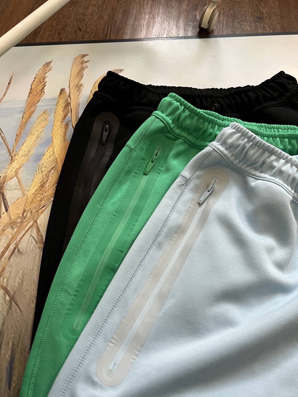 P95💰

NIKE x NOCTA 联名款 Tech Fleece 品牌Logo印花运动卫裤

货号：FD8461

穿上 NOCTA Tech Fleece 男子全长拉链卫裤，畅享顺滑舒适的出众体验。

衣身采用休闲剪裁，塑就运动风范，采用健康布面料制成，内外皆具顺滑质感，穿着舒适且不增加滞重感。下摆采用弹性罗纹设计，有助在运动时稳固衣身

休闲的设计，打造出运动风范，便于外搭，无论休闲还是运动都很好驾驭！

国际厂申州原厂面料三标齐全 专柜1:1 代工厂出品 绝对重工好货


展示颜色:黑色 天蓝色 绿色

尺码：S M L XL

 尺码参考：
        S    M    L   XL
裤长 98 100 102 104
臀围 53  55  57  59
腰围 33  35  37  39