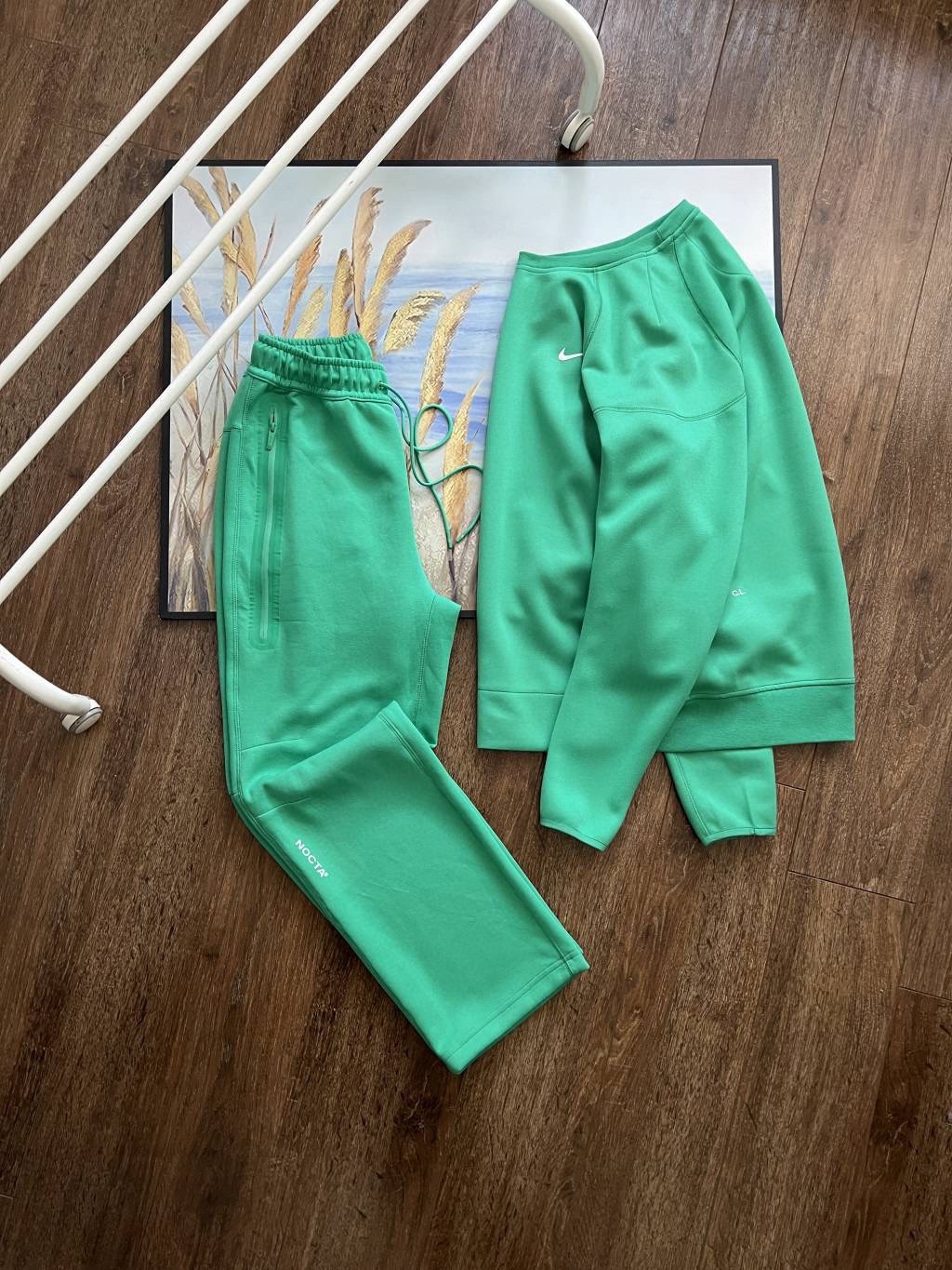 卫衣💰100 裤子💰95（可单独卖）

NIKE x NOCTA 联名款 Tech Fleece 品牌Logo印花运动套装


穿上 NOCTA Tech Fleece 男子套装，畅享顺滑舒适的出众体验。

衣身采用休闲剪裁，塑就运动风范，采用健康布面料制成，内外皆具顺滑质感，穿着舒适且不增加滞重感。下摆采用弹性罗纹设计，有助在运动时稳固衣身

休闲的设计，打造出运动风范，便于外搭，无论休闲还是运动都很好驾驭！

国际厂申州原厂面料三标齐全 专柜1:1 代工厂出品 绝对重工好货


展示颜色:黑色 天蓝色 绿色

尺码：S M L XL

   卫衣参考：
        S  M  L  XL
胸围 54 56 58 60
衣长 69 71 73 75 
袖长 73 75 77 79

   裤子参考：
        S    M    L   XL
裤长 98 100 102 104
臀围 53  55  57  59
腰围 33  35  37  39