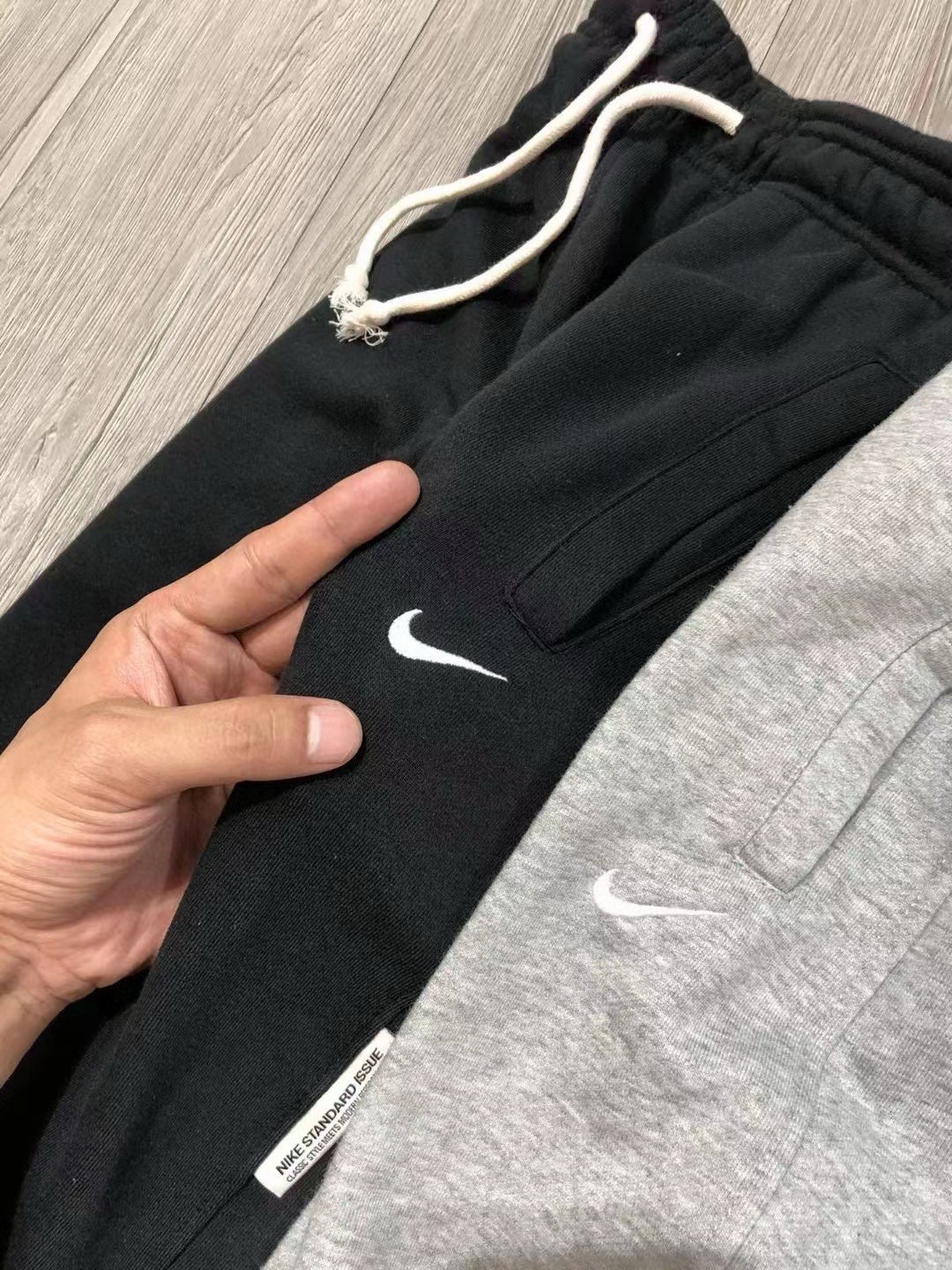 💰120
原厂出品！区别市场任何版本！】
【得物爆款 篮球训练系列！】
NIKE/耐克官方 22SS春季STANDARD ISSUE 男子篮球长裤运动裤新款  男士可情侣款 纯棉毛圈篮球训练运动健身跑步训练休闲潮流韩版百搭 宽松哈伦小脚束腿收脚卫裤长裤

原版一致 高端货 充正！

货号 CK6366
面料 申洲原厂
颜色 黑色 灰色
尺码 M-XXL

          M    L    XL XXL
腰围  74  78   82  84
臀围 114 118 122 128
裤长 96  98  100  102

M码/170 适合110-130斤
L码/175 适合135-150斤
XL码/180 适合155-165斤
XXL码/185 适合170-190斤