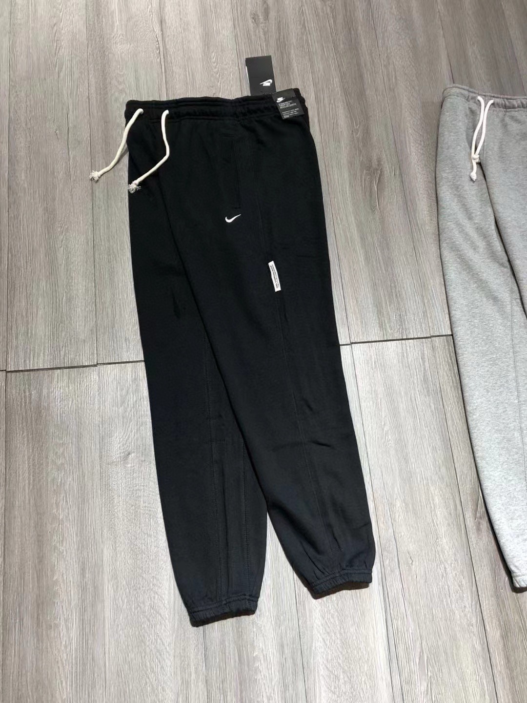 💰120
原厂出品！区别市场任何版本！】
【得物爆款 篮球训练系列！】
NIKE/耐克官方 22SS春季STANDARD ISSUE 男子篮球长裤运动裤新款  男士可情侣款 纯棉毛圈篮球训练运动健身跑步训练休闲潮流韩版百搭 宽松哈伦小脚束腿收脚卫裤长裤

原版一致 高端货 充正！

货号 CK6366
面料 申洲原厂
颜色 黑色 灰色
尺码 M-XXL

          M    L    XL XXL
腰围  74  78   82  84
臀围 114 118 122 128
裤长 96  98  100  102

M码/170 适合110-130斤
L码/175 适合135-150斤
XL码/180 适合155-165斤
XXL码/185 适合170-190斤