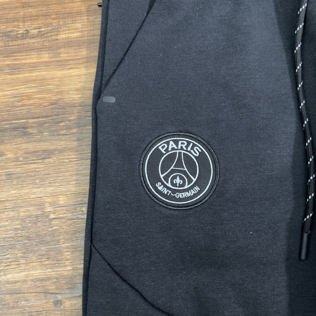 裤子90💰


英国代购 梅西内马尔同款 Nike耐克拉链外套

外套货号：DM3086-222 -010。

 

颜色：黑色

尺码：M L XL XXL
  
裤子尺码：      
M     裤长98   腰围39 臀围50 建议体重100-125斤 
L      裤长100   腰围41  臀围55 建议体重125-150斤
 XL    裤长102  腰围43  臀围54建议体重150-170斤 
XXL    裤长104 腰围45 臀围56 建议体重170-190斤
 （单位CM厘米 手工测量误差，1-3CM）