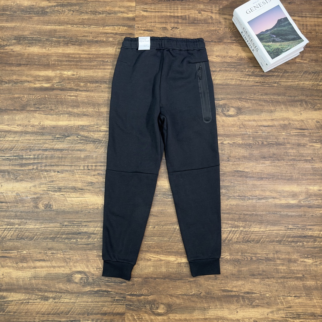 裤子90💰


英国代购 梅西内马尔同款 Nike耐克拉链外套

外套货号：DM3086-222 -010。

 

颜色：黑色

尺码：M L XL XXL
  
裤子尺码：      
M     裤长98   腰围39 臀围50 建议体重100-125斤 
L      裤长100   腰围41  臀围55 建议体重125-150斤
 XL    裤长102  腰围43  臀围54建议体重150-170斤 
XXL    裤长104 腰围45 臀围56 建议体重170-190斤
 （单位CM厘米 手工测量误差，1-3CM）