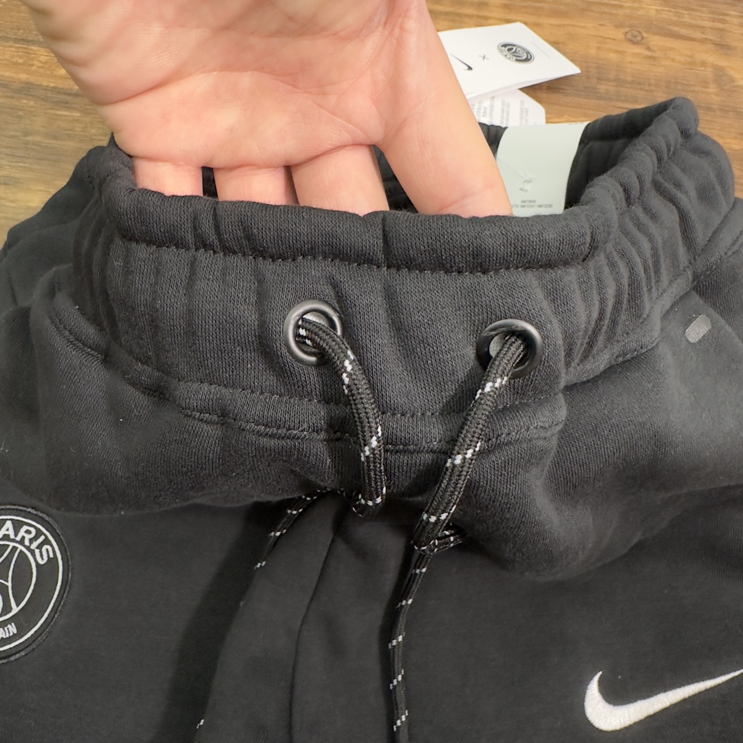 裤子90💰


英国代购 梅西内马尔同款 Nike耐克拉链外套

外套货号：DM3086-222 -010。

 

颜色：黑色

尺码：M L XL XXL
  
裤子尺码：      
M     裤长98   腰围39 臀围50 建议体重100-125斤 
L      裤长100   腰围41  臀围55 建议体重125-150斤
 XL    裤长102  腰围43  臀围54建议体重150-170斤 
XXL    裤长104 腰围45 臀围56 建议体重170-190斤
 （单位CM厘米 手工测量误差，1-3CM）