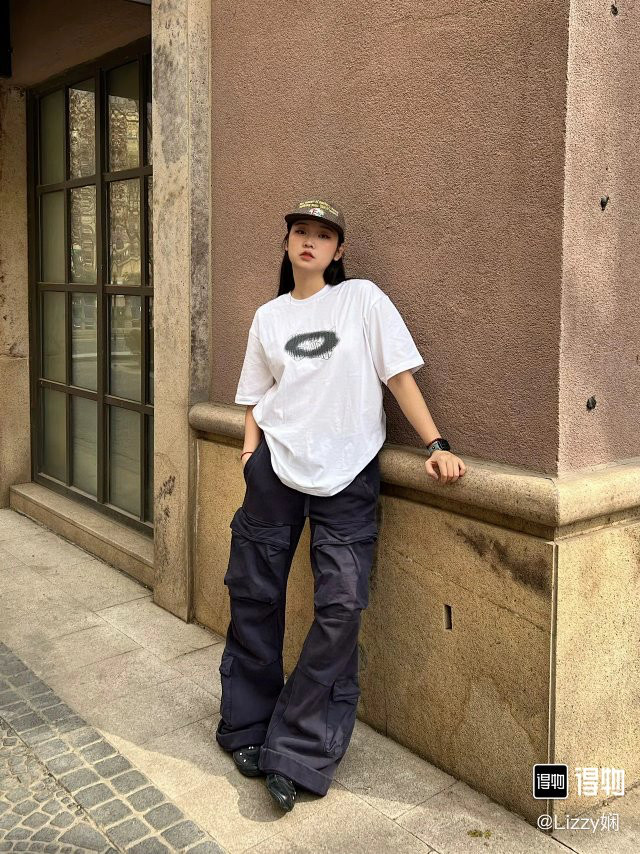 上新💰75 款号: 760#
OaKELY 天使晕染logo印花 纯棉短袖Tee 男女同款
精选260g 纯棉双纱材质打造,面料厚实挺括且透气亲肤,双纱工艺赋予衣物更强韧的肌理感,久穿不易变形,兼顾舒适性与耐用度,满足你对高品质日常穿搭的需求。
领口包边包条工艺:细腻包缝领口,减少摩擦变形,提升穿着寿命与舒适度。
肩部双本针+下摆三本针加固:关键部位多重车线工艺,确保版型稳定,运动或洗涤后依旧保持挺括轮廓。
S胸围104 衣长68.5 肩宽50.5
M胸围108 衣长70.5 肩宽52
L胸围112 衣长72.5 肩宽53.5
XL胸围116 衣长74.5 肩宽55