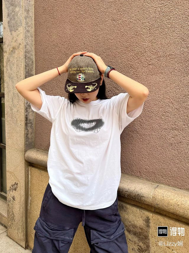 上新💰75 款号: 760#
OaKELY 天使晕染logo印花 纯棉短袖Tee 男女同款
精选260g 纯棉双纱材质打造,面料厚实挺括且透气亲肤,双纱工艺赋予衣物更强韧的肌理感,久穿不易变形,兼顾舒适性与耐用度,满足你对高品质日常穿搭的需求。
领口包边包条工艺:细腻包缝领口,减少摩擦变形,提升穿着寿命与舒适度。
肩部双本针+下摆三本针加固:关键部位多重车线工艺,确保版型稳定,运动或洗涤后依旧保持挺括轮廓。
S胸围104 衣长68.5 肩宽50.5
M胸围108 衣长70.5 肩宽52
L胸围112 衣长72.5 肩宽53.5
XL胸围116 衣长74.5 肩宽55