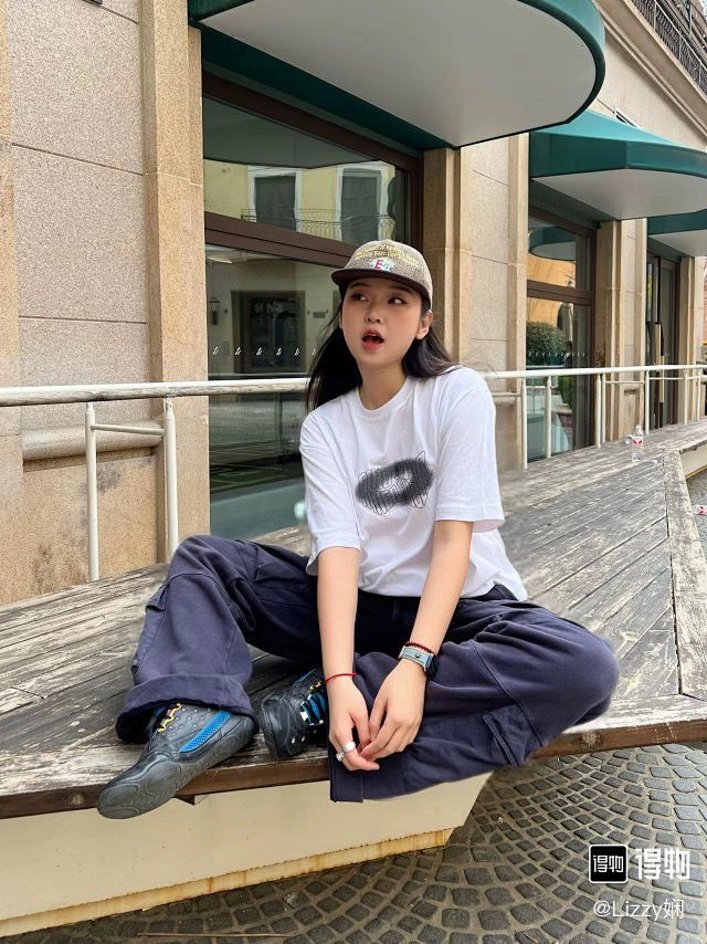 上新💰75 款号: 760#
OaKELY 天使晕染logo印花 纯棉短袖Tee 男女同款
精选260g 纯棉双纱材质打造,面料厚实挺括且透气亲肤,双纱工艺赋予衣物更强韧的肌理感,久穿不易变形,兼顾舒适性与耐用度,满足你对高品质日常穿搭的需求。
领口包边包条工艺:细腻包缝领口,减少摩擦变形,提升穿着寿命与舒适度。
肩部双本针+下摆三本针加固:关键部位多重车线工艺,确保版型稳定,运动或洗涤后依旧保持挺括轮廓。
S胸围104 衣长68.5 肩宽50.5
M胸围108 衣长70.5 肩宽52
L胸围112 衣长72.5 肩宽53.5
XL胸围116 衣长74.5 肩宽55