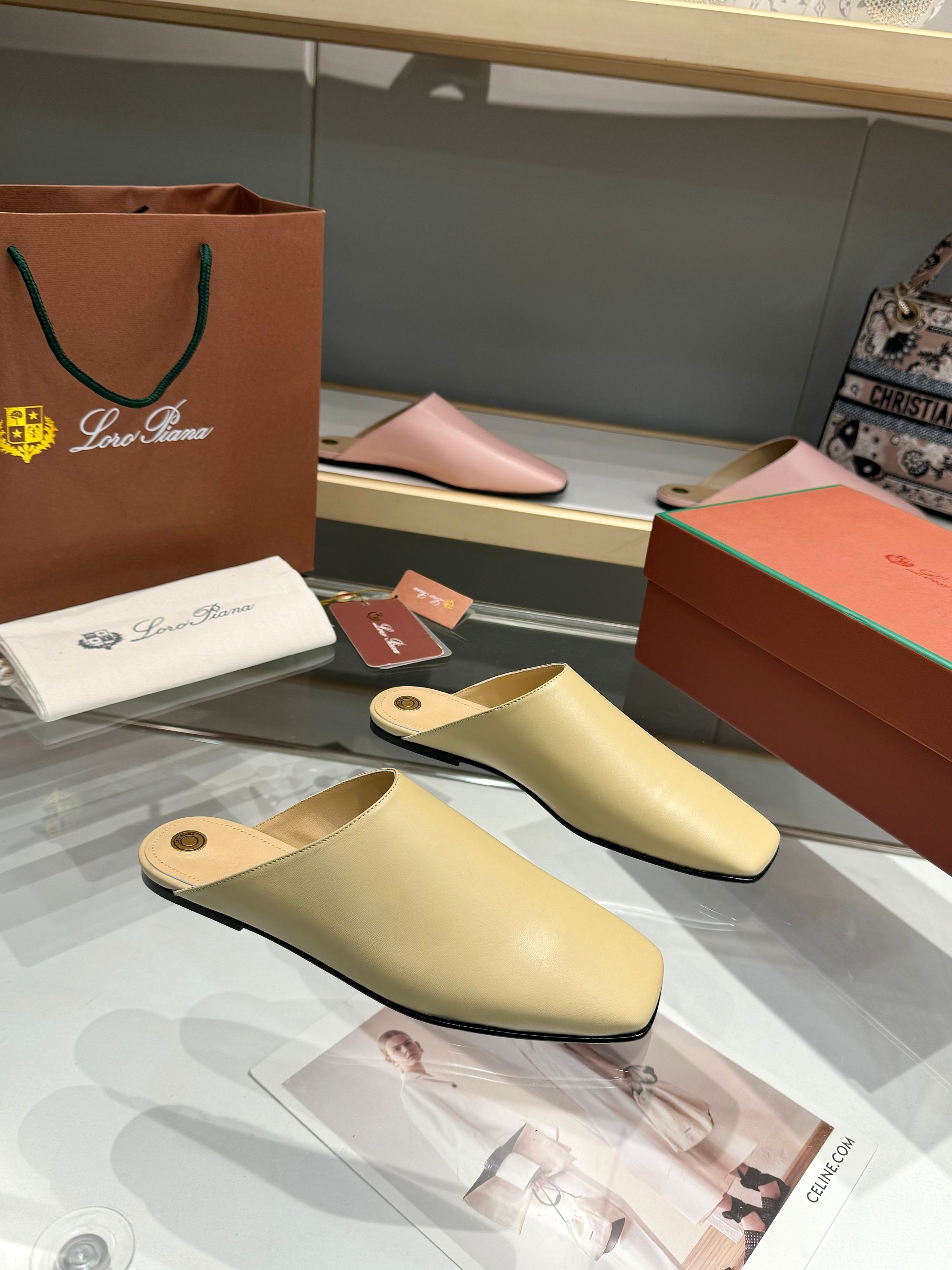 NO:247016,♂.Loro Piana* top-grade authentic flat-toe slippers purchased 1:1 copy. The existing Loro Piana company was founded on April 24. The family business has been the sixth generation. It provides high-quality products for customers who value taste and quality requirements. Fabrics, materials, all imported mixed-bred sheepskin and silk. Special imported sheepskin in the inner lining. The classic element buckle of LP home is full of high-end feeling. Pure hand genuine packaging. Imported leather soles. Super soft and comfortable on the feet. Number of sizes 35-41 (35, 42 customized), semi-torch, loro pigaana, loro piga, slippers, sheepskin, real silk, Leather soles19860909♂.Loro Piana*顶级正品级平头拖鞋购买原版1:1复制 于194月24日一手创立现有的Loro Piana公司.家族经营至今已是第六代,为讲求品味及对质量有要求的顾客提供上等的优质商品 面料,包料全部都进口混种羊皮,真丝. 内里进口专用羊里 Lp家经典元素釦加以点缀满满的都是高级感 纯手正品包装 进口真皮大底 上脚超级柔软舒服 码数35-41（35,42定做）,半拖,loro piana,loro piana,slippers,sheepskin,real silk,Leather soles,Women's Shoes