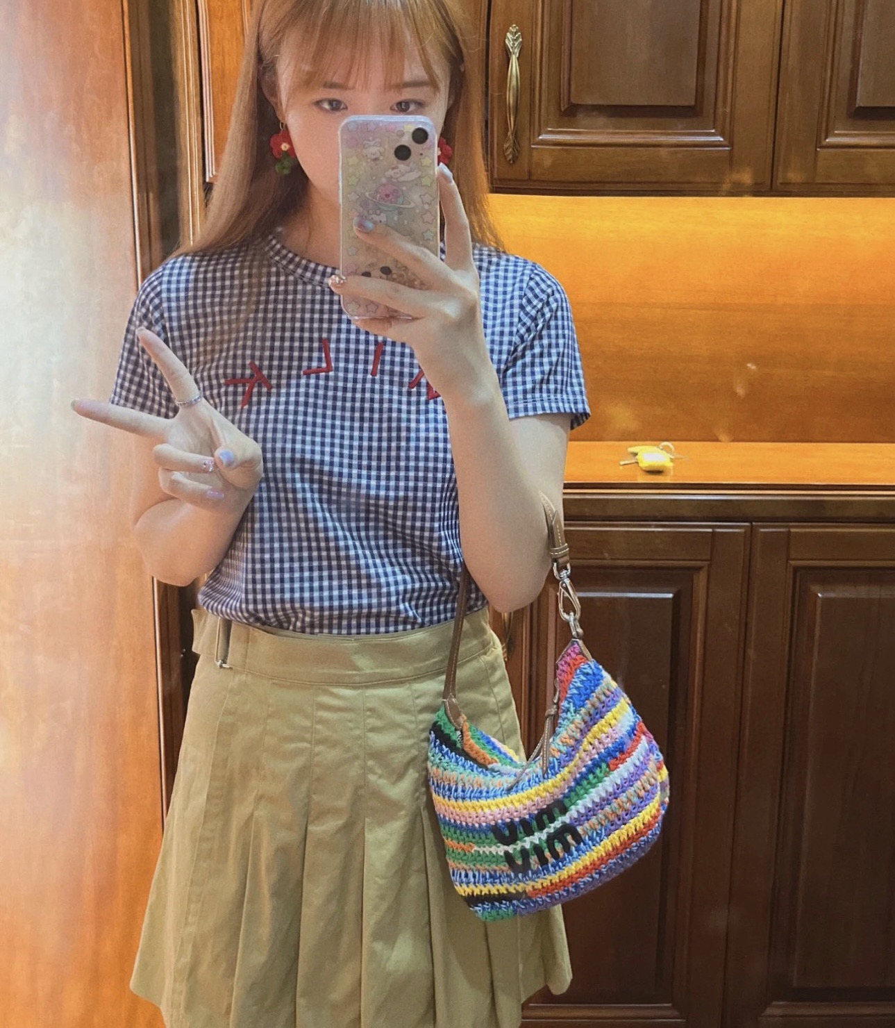 Miu Miu Ladies and sisters, upper body referencemiumiu rainbowwoven bag