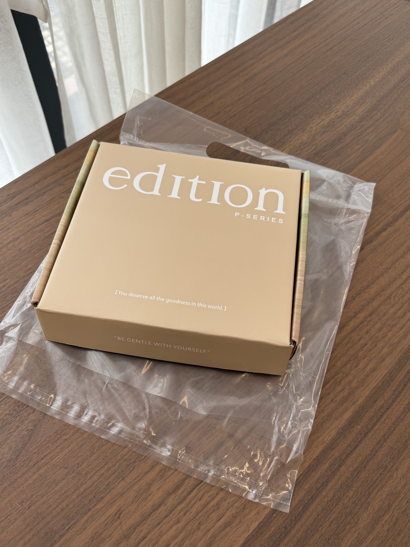 NO:939032,Authentic and authorized products, edition provides high-end gifts to VIP regular customers, including a hand cream set that can only be exchanged for 5,999 at the cabinet!  It is obtained through special channels. It only happens once a year. Once it is sold out, it will be gone. Don’t miss it!  100% authentic guaranteed!  !  , trendy department store hand cream19860909正品有授权,edition回馈VIP老顾客的高端赠礼品,柜子消费5999才能换购的护手霜套盒！特殊渠道争取的,一年就这么一次,难得一遇卖完就没有,千万不要错过！百分百正品保证！！,潮品百货护手霜,accessory