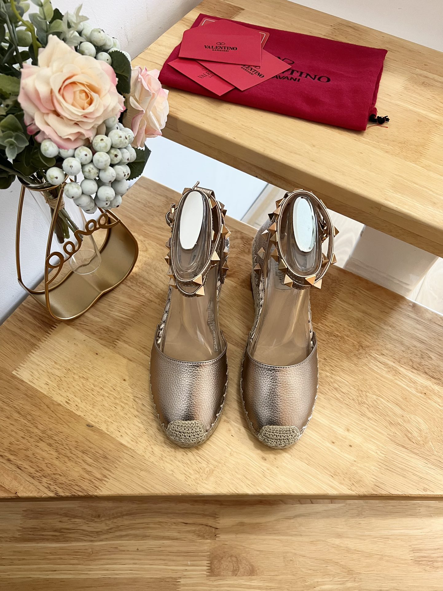 NO:246712,Valentino Garavani lychee cowhide lace-weed sandals - metal effect processed rivet decoration - hemp rope wrapped wedge - adjustable calfskin lace-weed waterproofing platform - Made in Italy -35-41, fisherman's shoes, valentino, sandals, espadrilles, cowhide19860909Valentino Garavani 荔枝牛皮系带坡跟凉鞋 - 金属效果工艺处理铆钉装饰 - 麻绳包裹坡跟 - 可调节小牛皮系带 - 坡跟防水台 - 意大利制造 -35-41,渔夫鞋,valentino,sandals,espadrilles,cowhide,Women's Shoes