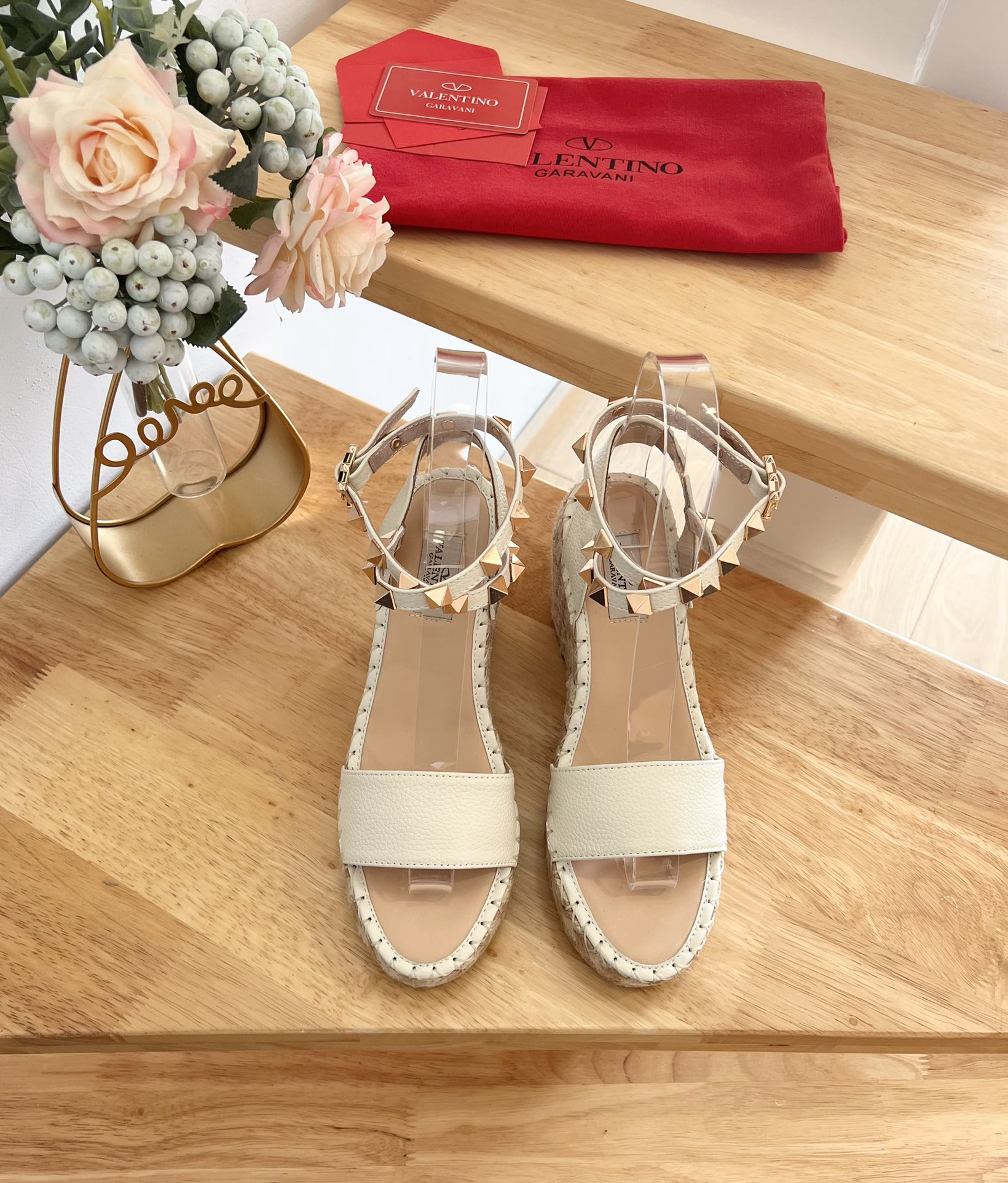 NO:404832,Valentino Garavani lychee cowhide lace-weed sandals - metal effect processed rivet decoration - hemp rope wrapped wedge - adjustable calfskin lace-weed waterproofing platform - Made in Italy -35-41, fisherman's shoes, valentino, sandals, espadrilles, cowhide19860909Valentino Garavani 荔枝牛皮系带坡跟凉鞋 - 金属效果工艺处理铆钉装饰 - 麻绳包裹坡跟 - 可调节小牛皮系带 - 坡跟防水台 - 意大利制造 -35-41,渔夫鞋,valentino,sandals,espadrilles,cowhide,Women's Shoes