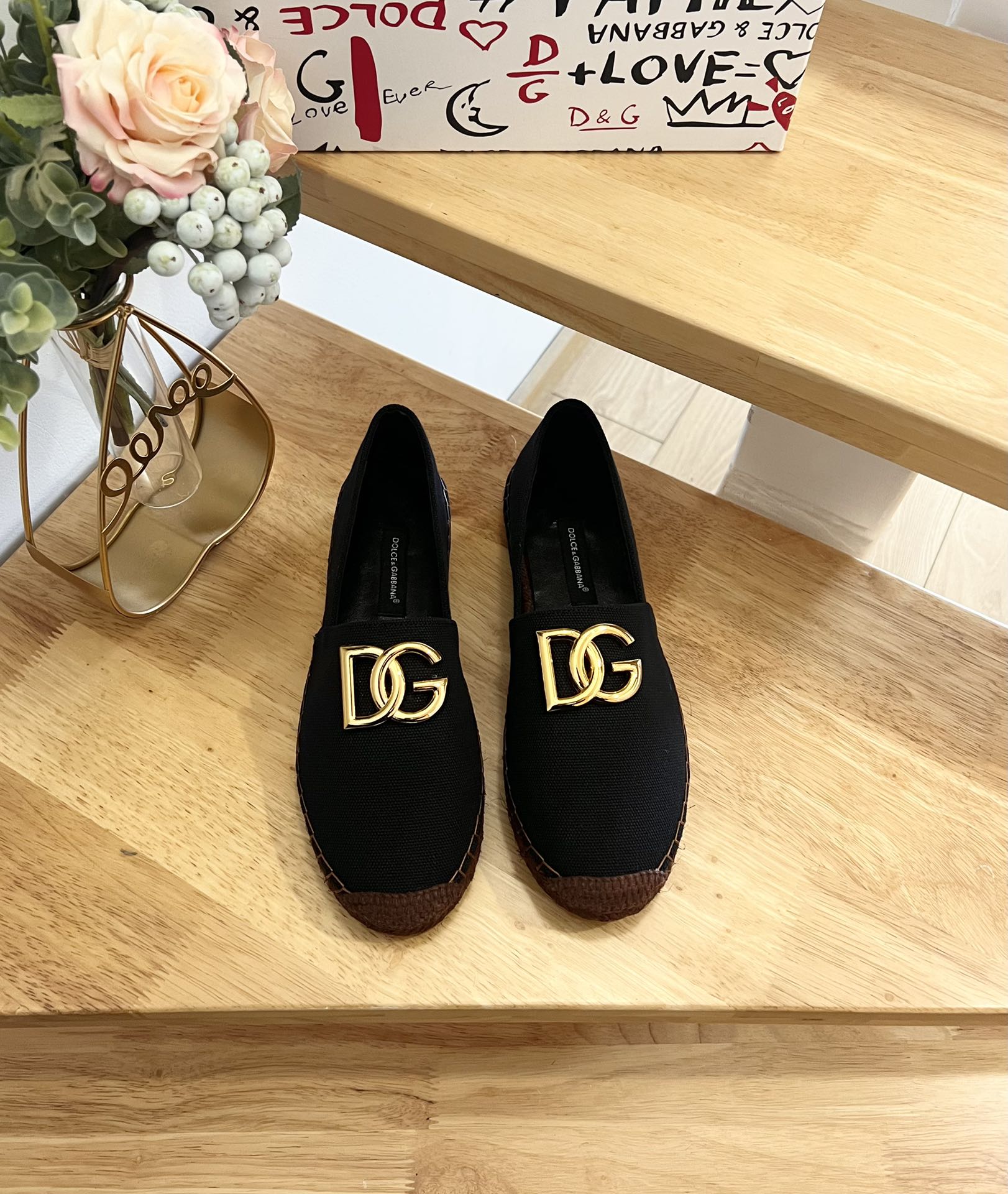 NO:228739,Dolce & Gabbnna D&G. Banner D&G sole fisherman shoes DG's style is becoming more and more fashionable. The super beautiful color combination makes people fall in love with it at a glance. It feels like the upper is DG big gold buckle with denim, very exquisite inner sheepskin, comfortable on the feet. Original imported raw rubber sole, non-slip and wear-resistant. Size 35-41., Fisherman shoes, Dolce & Gabbana, Dolce & Gabbana, Dolce & Gabbana, espadrilles, sheepskin19860909Dolce&Gabbnna杜嘉.班纳D&G麻底渔夫鞋DG的风格真是越来越时尚了,超美的色彩搭配,让人一眼就爱上它清凉一夏感觉鞋面是DG大金扣配牛仔布,非常精美内里绵羊皮,上脚舒适.原版进口生胶大底,防滑耐磨. 码数35-41.,渔夫鞋,Dolce&Gabbana,Dolce&Gabbana,Dolce&Gabbana,Dolce&Gabbana,espadrilles,sheepskin,Women's Shoes