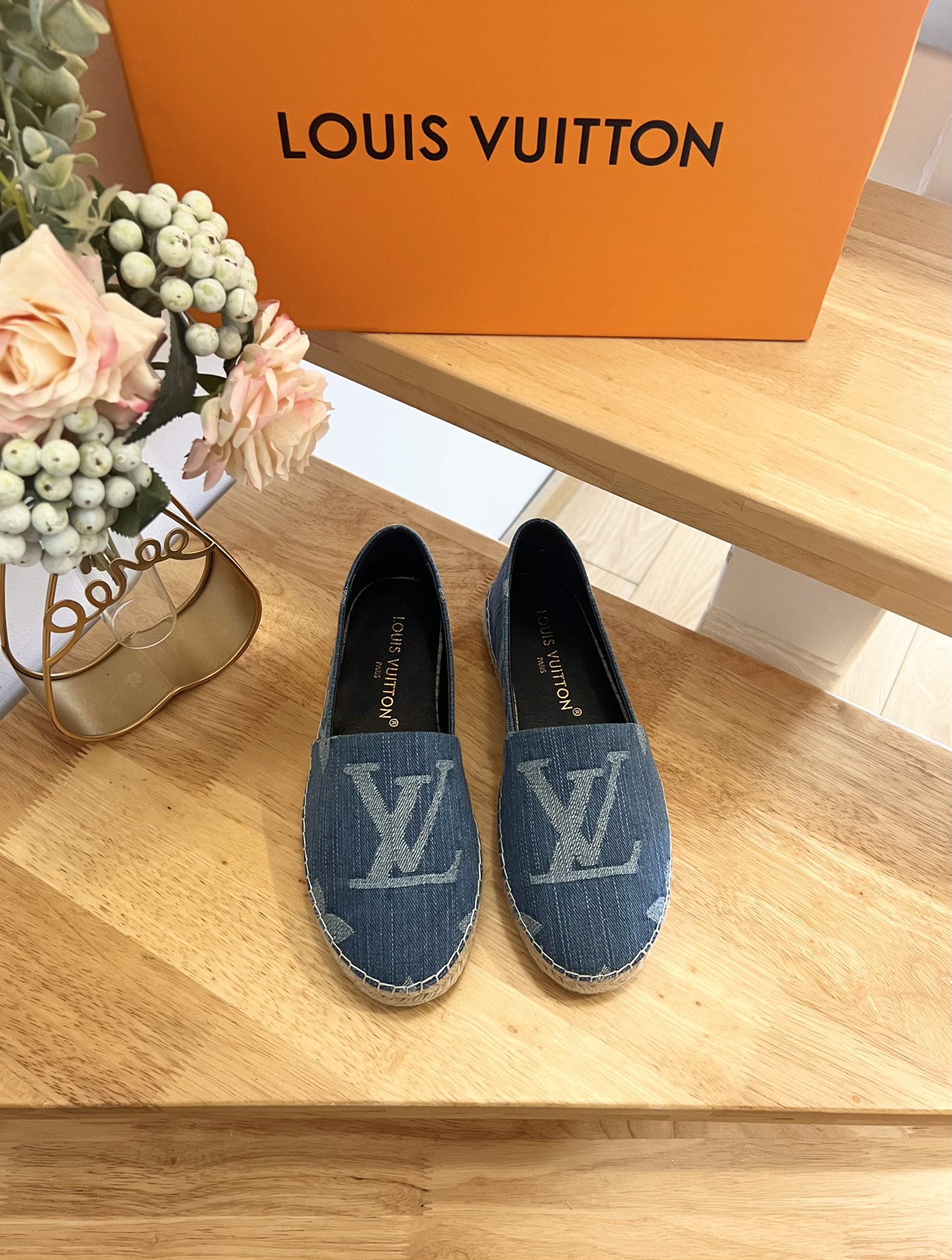 NO:404790,Women's men's 200 Brand: louis vuitton Product name: LOUIS VUITTON Men's and women's business casual shoes 1ACW2E Color: Color Origin: Italy Applicable people: Men Size 35-45 Product introduction: Item number: 1ACW2E Fabric: Sole: Rope description: Wearing style, suede calfskin inserts on the back, and braided rope sole, Louis Vuitton ribbon on the inside., Fisherman's shoes, louis vuitton, louis vuitton, espadrilles, cowhide19860909女款男款200 品牌:louis vuitton 品名:LOUIS VUITTON 男女士商务休闲鞋 1ACW2E 颜色:花色 产地:意大利 适用人群:Men 码数35-45码 商品介绍:货号:1ACW2E 面料:鞋底:绳索描述: 穿套式,背面饰有绒面小牛皮嵌片,并采用编织绳索鞋底,内侧的路易威登丝带.,渔夫鞋,louis vuitton,louis vuitton,espadrilles,cowhide,Women's Shoes