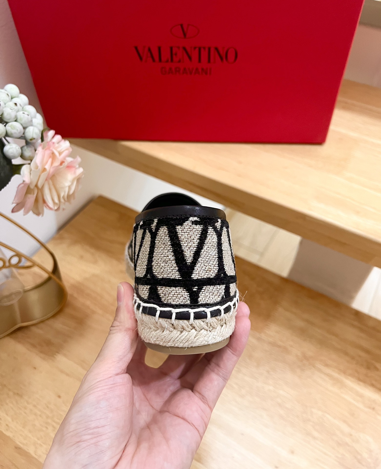 Valentino Garavani Raffia V Logo Espadrille Flats 10 i1719824090 5521 4