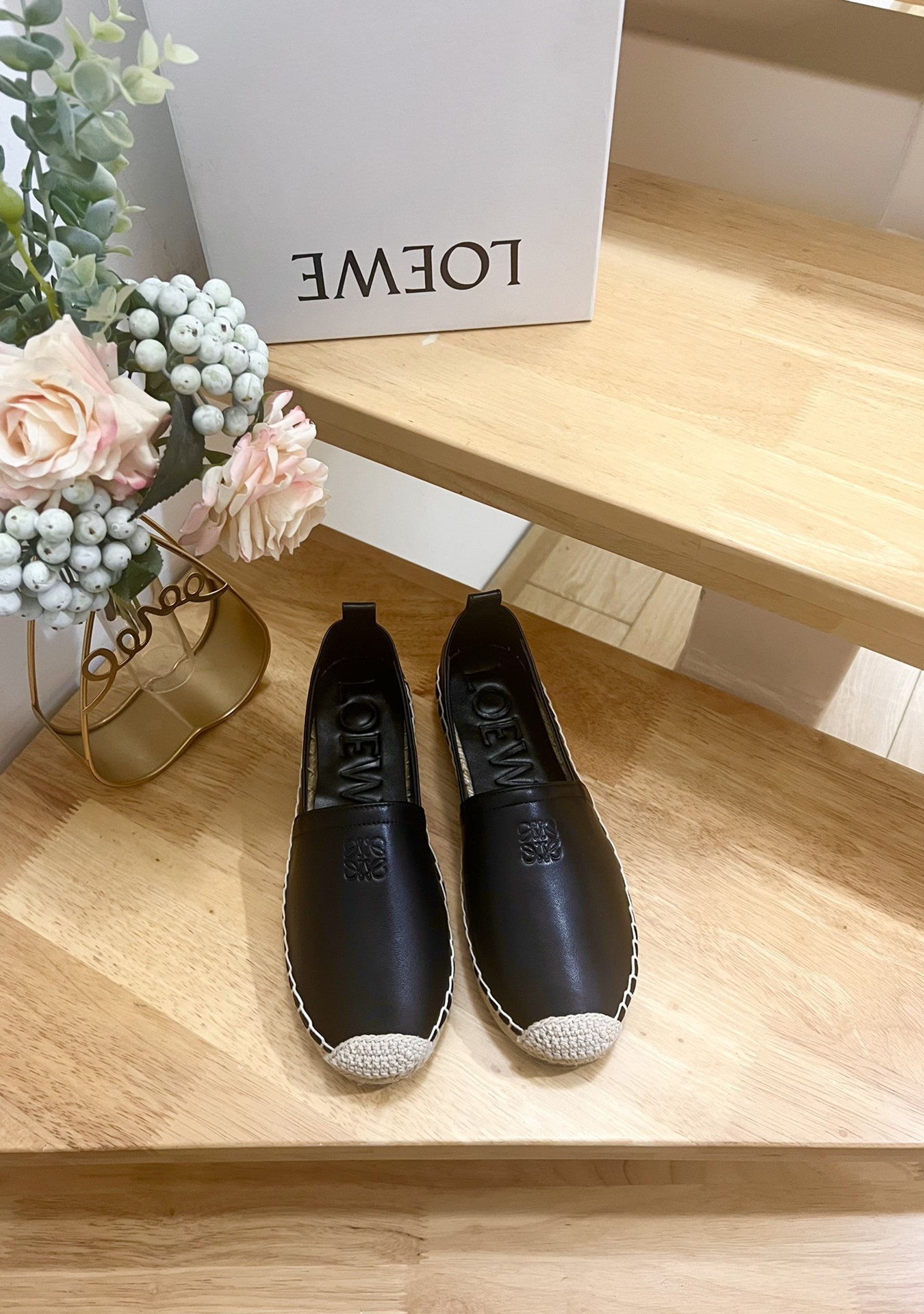 NO:228737,~LOEWE [Purchase Agent] New autumn and winter fishermen's shoes, comfortable, light and versatile, in super sweet macaron color. This single shoe is made of high-end cowhide fabric, decorated with 3D craftsmanship details, girl candy color, which is particularly refreshing and sunny when the hot summer comes. Black and white are simply the exclusive color scheme for summer... ———————————————————————————————————————————————————————————————————————————————————————————————————————————————————————————————————————————————————————————————————————————————————————————————————————————————————————————————————————————————————————————————————————————————————————————————————————————————————————————————————————————————————————————————————————————————————————————————————————————————————————————19860909~LOEWE罗意威【代购级】秋冬新款渔夫鞋,舒适轻便百搭,采用超甜马卡龙色系,这款单鞋采用高端牛皮面料制成,饰有3D工艺细节设计,少女糖果色,在炎热的夏季来临之际搭配起来特别清爽阳光. 黑白色简直就是夏天专属配色…… ———————————————— 面料 原版粒面牛皮/原版胎牛绒 里料原版A级牛皮 垫脚原版A级牛皮 大底橡胶大底 包装原版全套包装 码数36-41（标准码）,渔夫鞋,loewe,loewe,espadrilles,cowhide,Women's Shoes