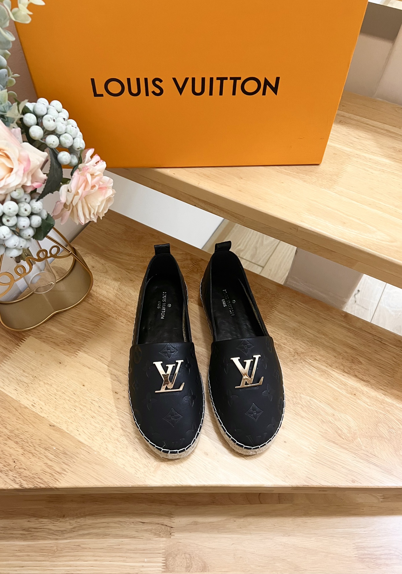 NO:228695,Women's LV/Louis Vuitton Top Purchase, the highest version, embossed fisherman shoes, counter early spring, new embossed cowhide leather letter fisherman shoes series, popular single shoes, beautiful on the feet. Buy the authentic original build. Authentic top-grade product version!  1The upper is made of embossed cowhide leather, which is very comfortable!  2 The inner and foot pads of water dyed sheepskin are shining and dazzling, and the feet feel so good!  3 hemp rope braided bottom. 4 colors; black. 5 women's style; 36-41, fisherman's shoes, louis vuitton, louis vuitton, espadrilles, cowhide, sheepskin19860909女款 LV/路易威登 顶级代购货,最高版本,压纹渔夫鞋 专柜早春 新款压纹牛皮革字母渔夫鞋系列, 爆款单鞋,上脚很美. 购入正品原版build. 正品级顶级货版本！ 1鞋面采用压纹牛皮革 十分舒适！ 2水染羊皮内里和垫脚、闪耀夺目、脚感好到爆！ 3麻绳编底.  4颜色；黑色. 5女款；36-41,渔夫鞋,louis vuitton,louis vuitton,espadrilles,cowhide,sheepskin,Women's Shoes