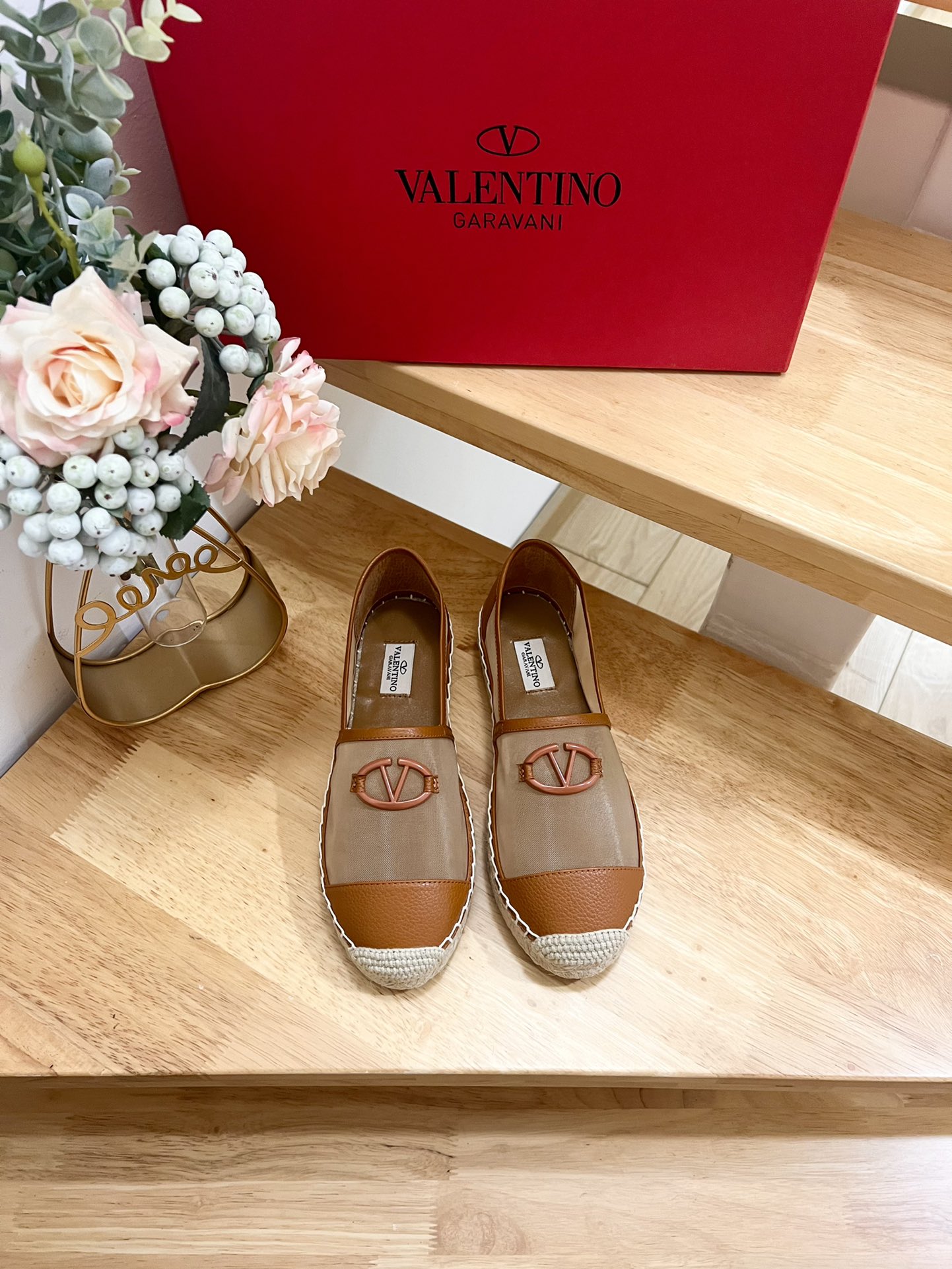 NO:228709,#New product Valentino Garavani / Valentino Mesh Lapa Lychee Pattern Cowhide V-buckle New Fisherman's Shoes - Big V Gold Buckle Decoration - Cowhide - Heel Heel 2cm - Rubber Outsole - Made in Italy -36-41, Fisherman's Shoes, Valentino, Valentino, espadrilles, cowhide19860909#新品 Valentino Garavani /华伦天奴 网纱拉帕荔枝纹牛皮V扣新款渔夫鞋 - 大V金扣装饰 - 牛皮 -跟高2cm - 橡胶大底 - 意大利制造 -36-41,渔夫鞋,valentino,valentino,espadrilles,cowhide,Women's Shoes