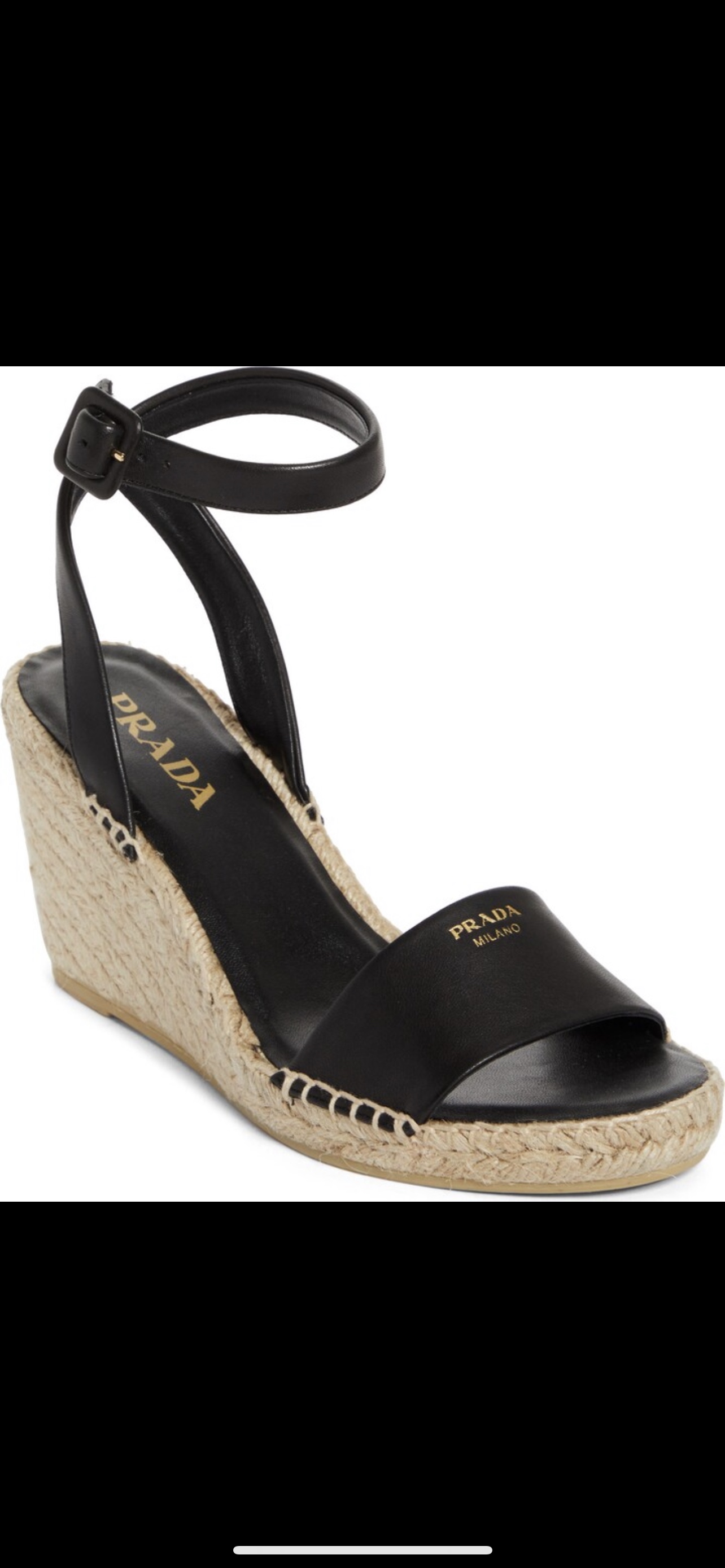 NO:404767,Prada/prada In early spring 2025, this straw woven shoes are equipped with straw woven insole. Woven round-toe wedge lace-up sandals fisherman's shoes are made of soft cowhide fabric. The re-interpreted style is decorated with logos, presenting the excellent fusion of tradition and modern style. The mixing concept permeates the elements presented by Prada and interprets a creative design through an unusual and interesting combination between material, silhouette and function. Sheepskin lining Lettering logo 8 cm rubber sole straw woven insole with leather forefoot size 36-41, fisherman's shoes, prada, prada, sandals, espadrilles, espadrilles, cowhide, sheepskin19860909普拉达/prada 2025年早春,这款草编鞋配有草编内底.编织圆头坡跟系带凉鞋渔夫鞋,用经柔软的牛皮面料.材质重释的版型饰以徽标,呈现传统与现代格调的上佳融合.混搭理念渗透于Prada所呈现的元素中,并通过材质、廓形和功能之间非同寻常的趣味组合,诠释出充满创意的设计. 羊皮衬里 刻字徽标 8厘米橡胶鞋底 草编内底,配皮革前掌 36-41码,渔夫鞋,prada,prada,sandals,espadrilles,espadrilles,cowhide,sheepskin,Women's Shoes