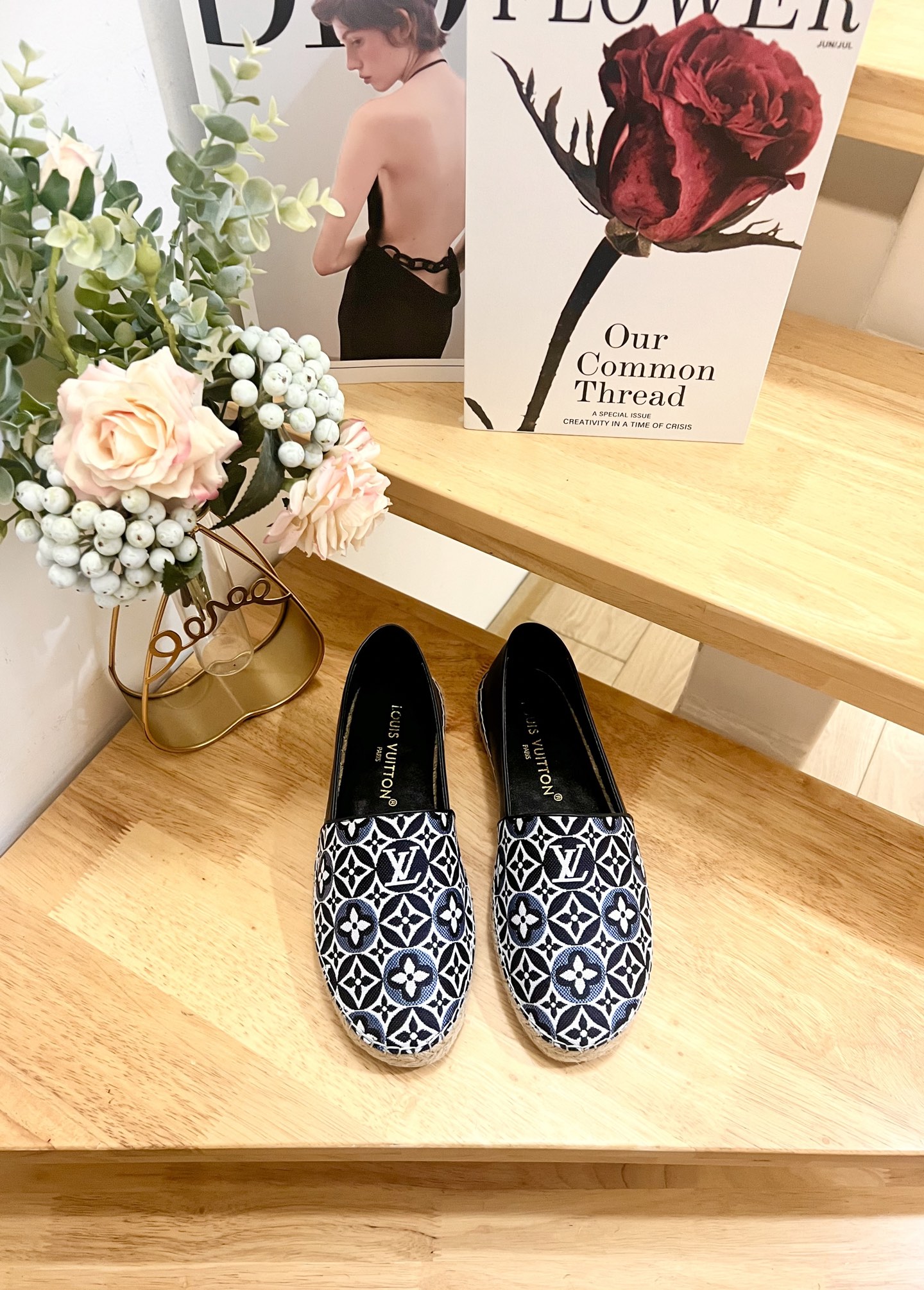 NO:404772,Louis Vuityon/Louis Vuitton Fisherman's shoes This Starboard flat canvas slippers are made of Monogram denim, which echoes the leather goods series design. The hemp rope braided sole continues the traditional style, and the rubber outsole upgrades the wear resistance. Detailed features Monogram denim twine sole rubber outsole Size 36-41 Made in Italy, fisherman's shoes, louis vuitton, louis vuitton, espadrilles19860909Louis Vuityon/路易威登 渔夫鞋本款Starboard平底帆布便鞋选取Monogram丹宁布,与皮具系列设计遥相呼应.麻绳编底延续传统格调,橡胶外底升级耐磨性能. 详细特征 Monogram 丹宁布 麻绳编底 橡胶外底 码数36-41 意大利制造,渔夫鞋,louis vuitton,louis vuitton,espadrilles,Women's Shoes