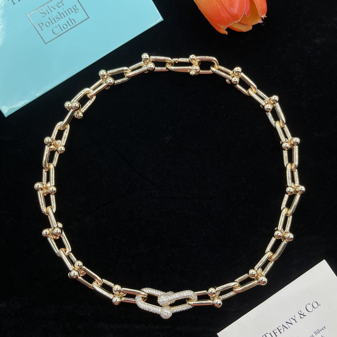 NO:583360,Tiffany Tiffany horseshoe buckle thick chain necklace with diamonds, strong luster, it is the kind of simple necklace that can add points!  Versatile for daily commuting, you won’t be picky! The connection at each link is designed to be smart, thick chains are intertwined and wrapped around each other, and the design of the double-ring horseshoe buckle link will not cause the embarrassment of easily clashing styles. Boutique jewelry, tiffany, necklace19860909Tiffany蒂芙尼马蹄扣带钻粗链条项链链,光泽感强,是那种简单又能加分的项链没错了！日常通勤百搭,不挑人!每一个链环处的衔接设计得都很灵巧,粗链条交错环绕在一起,双环马蹄扣链环的设计不会有轻易撞款的尴尬.,饰品精品,tiffany,necklace,Jewelry