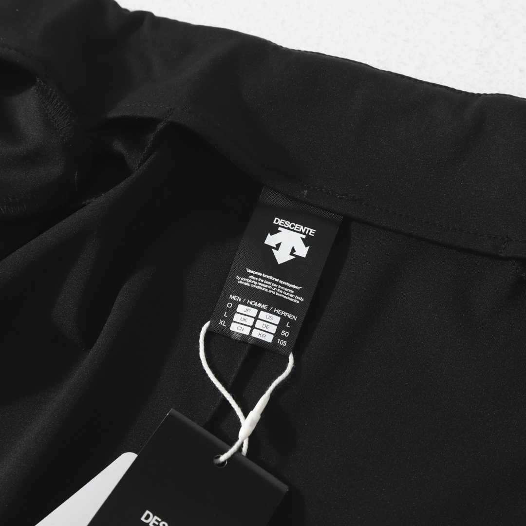 高标准选精品✨通版多擦亮👀区别市场垃级货💢同图不同价为版本不同 💰255 专柜同步
韩国专柜韩国直邮代购女士户外运动开衫休闲透气弹力修身瑜伽外套,拼接剪裁,版型超赞,健身运动瑜伽必备款,永远可以相信迪桑特的版型,上身显瘦且舒服,面料有弹性,两侧设计有插兜。
好看超级舒适必备..任何时候都很完美的。不管是运动健身休闲还是处搭出行,绝对爆炸 迪桑特在对于塑身跟塑性的方面,自然是让人没有办法去挑剔的,尤其是在于版型的裁剪跟材质的设计都是一等一的高手,并且在设计上,也是非常出色,很多人都是直接将此款作为日常穿搭的单品,毕竟这种美妙的穿着感,实在是太过于让人着迷了,很好的展示了女性的身材美感,并且也不会显得太过开放,满满的都是青春活力感,给人的感觉就是非常的舒适,更是增添了此款强大的单穿性能感!!面料是专业级锦纶材质,手感Q弹、柔软、肉感,上身简直不要太舒服,堪称裸感完美的弹力指数,实用性超乎想象,瑜伽、运动时穿,
尺码表M~2XL