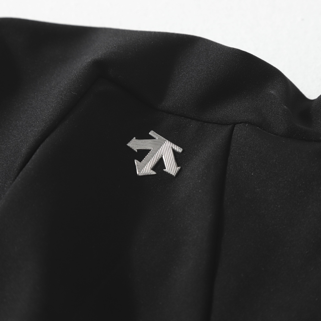 高标准选精品✨通版多擦亮👀区别市场垃级货💢同图不同价为版本不同 💰255 专柜同步
韩国专柜韩国直邮代购女士户外运动开衫休闲透气弹力修身瑜伽外套,拼接剪裁,版型超赞,健身运动瑜伽必备款,永远可以相信迪桑特的版型,上身显瘦且舒服,面料有弹性,两侧设计有插兜。
好看超级舒适必备..任何时候都很完美的。不管是运动健身休闲还是处搭出行,绝对爆炸 迪桑特在对于塑身跟塑性的方面,自然是让人没有办法去挑剔的,尤其是在于版型的裁剪跟材质的设计都是一等一的高手,并且在设计上,也是非常出色,很多人都是直接将此款作为日常穿搭的单品,毕竟这种美妙的穿着感,实在是太过于让人着迷了,很好的展示了女性的身材美感,并且也不会显得太过开放,满满的都是青春活力感,给人的感觉就是非常的舒适,更是增添了此款强大的单穿性能感!!面料是专业级锦纶材质,手感Q弹、柔软、肉感,上身简直不要太舒服,堪称裸感完美的弹力指数,实用性超乎想象,瑜伽、运动时穿,
尺码表M~2XL