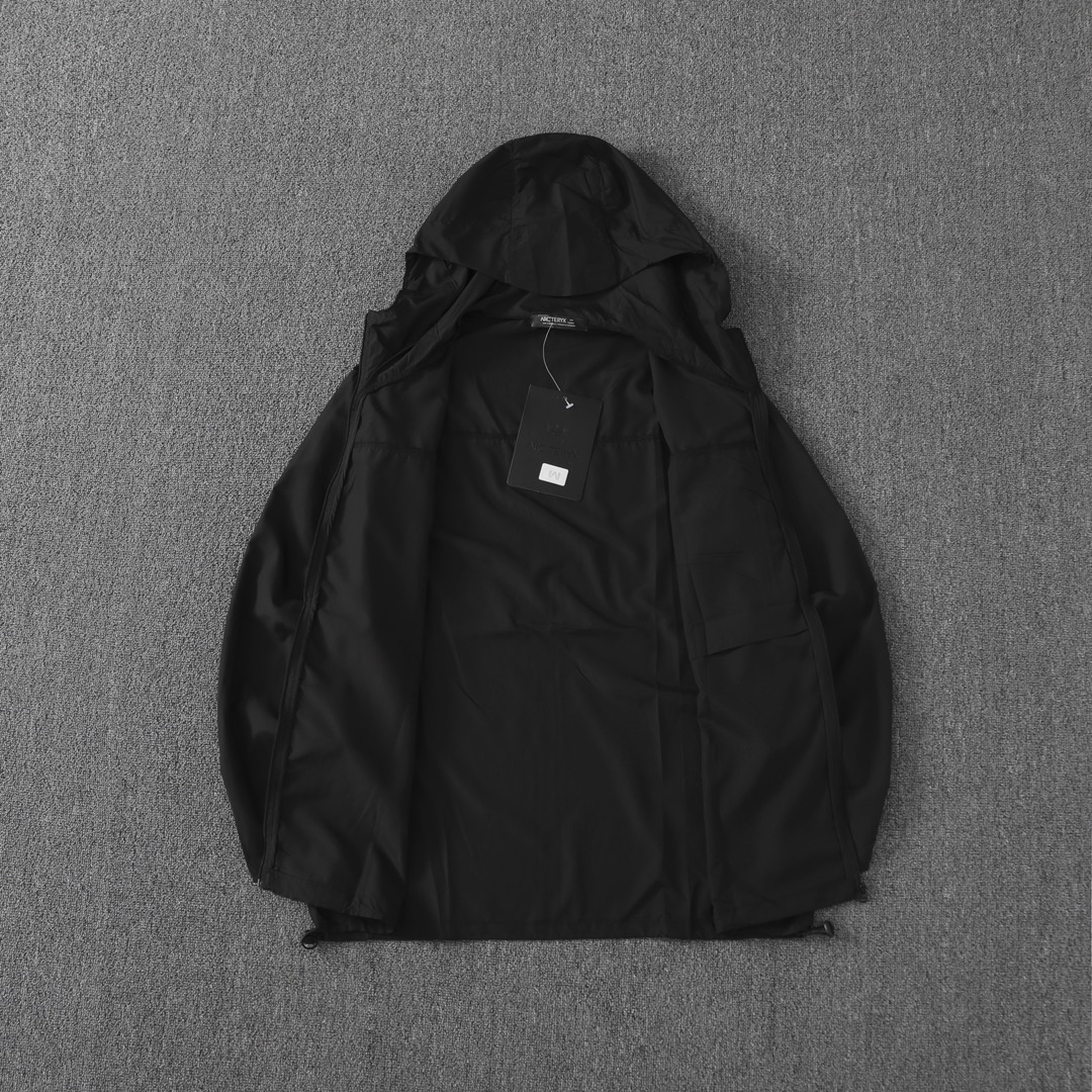 高标准选精品✨通版多擦亮👀区别市场垃级货💢同图不同价为版本不同  💰245 顶级版本
ArcteryxSquamishHoody始祖鸟机能薄款风壳休闲运动拉链刺绣连帽夹克皮肤衣防晒服外套，定制锦纶小网格面料 清爽透气不粘身，非常轻薄，内里全部包边工艺（不路线头）半螺纹袖口，活动自如，拉链双门襟，胸口拉链口袋，便携置物，下摆松紧弹力抽绳设计，可自由调节，印花是先印再压花 不同角度可折射不同效果。
颜色：黑色
尺码：M-3XL