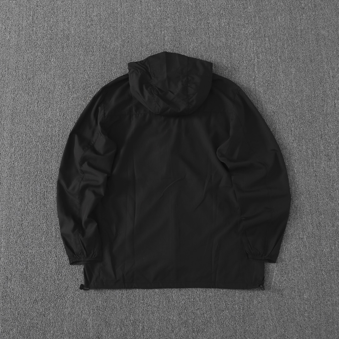 高标准选精品✨通版多擦亮👀区别市场垃级货💢同图不同价为版本不同  💰245 顶级版本
ArcteryxSquamishHoody始祖鸟机能薄款风壳休闲运动拉链刺绣连帽夹克皮肤衣防晒服外套，定制锦纶小网格面料 清爽透气不粘身，非常轻薄，内里全部包边工艺（不路线头）半螺纹袖口，活动自如，拉链双门襟，胸口拉链口袋，便携置物，下摆松紧弹力抽绳设计，可自由调节，印花是先印再压花 不同角度可折射不同效果。
颜色：黑色
尺码：M-3XL