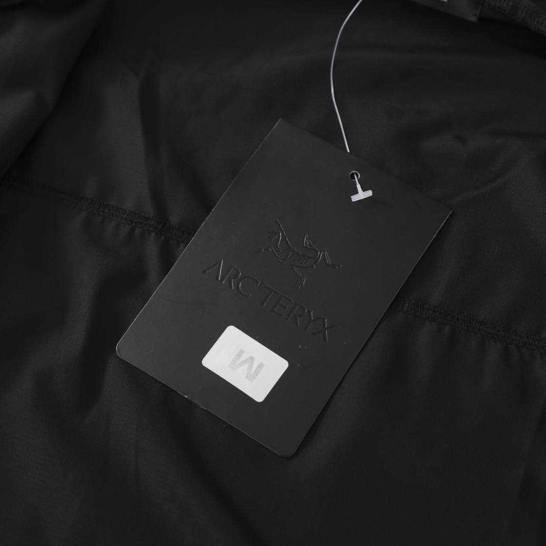 高标准选精品✨通版多擦亮👀区别市场垃级货💢同图不同价为版本不同  💰245 顶级版本
ArcteryxSquamishHoody始祖鸟机能薄款风壳休闲运动拉链刺绣连帽夹克皮肤衣防晒服外套，定制锦纶小网格面料 清爽透气不粘身，非常轻薄，内里全部包边工艺（不路线头）半螺纹袖口，活动自如，拉链双门襟，胸口拉链口袋，便携置物，下摆松紧弹力抽绳设计，可自由调节，印花是先印再压花 不同角度可折射不同效果。
颜色：黑色
尺码：M-3XL