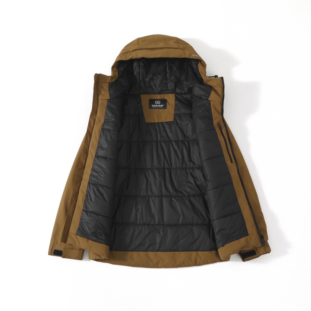 💰185 顶级版本
KOLON SPORT可隆2025官网最新款！男女情侣款连帽羽绒棉服功能性棉衣
专柜在售2880+
新款功能性棉衣
版型超级正  上身效果极佳 挺阔有质感 
户外功能防水级别
防水压胶拉链 
所有走线做工精细不粗糙，高档有质感 
括号手插兜剪裁设计 
无痕外衣有做75d贴膜防水层，防风防水
内里面料20d尼龙 不静电 
填充采用一片式轻量仿丝棉，有厚度的多层纤维结构 工艺均匀 
机洗不坨绒，蓬松轻便和羽绒服一样，蓄热保暖
连帽设计 领口 下摆都配置可调节防风扣 袖口半松紧魔术贴
颜色：黑色 棕色 紫色
尺码：M-3XL