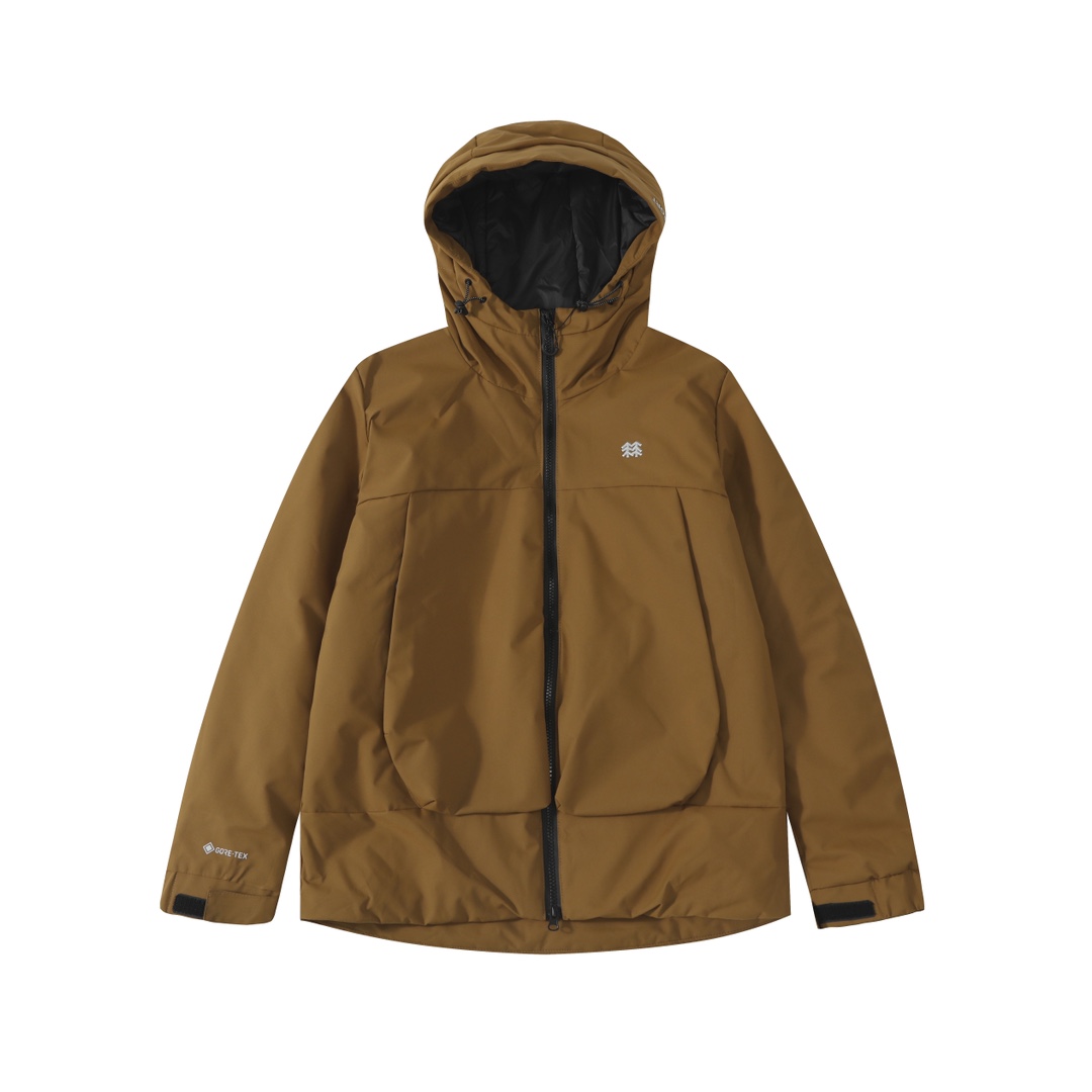 💰185 顶级版本
KOLON SPORT可隆2025官网最新款！男女情侣款连帽羽绒棉服功能性棉衣
专柜在售2880+
新款功能性棉衣
版型超级正  上身效果极佳 挺阔有质感 
户外功能防水级别
防水压胶拉链 
所有走线做工精细不粗糙，高档有质感 
括号手插兜剪裁设计 
无痕外衣有做75d贴膜防水层，防风防水
内里面料20d尼龙 不静电 
填充采用一片式轻量仿丝棉，有厚度的多层纤维结构 工艺均匀 
机洗不坨绒，蓬松轻便和羽绒服一样，蓄热保暖
连帽设计 领口 下摆都配置可调节防风扣 袖口半松紧魔术贴
颜色：黑色 棕色 紫色
尺码：M-3XL