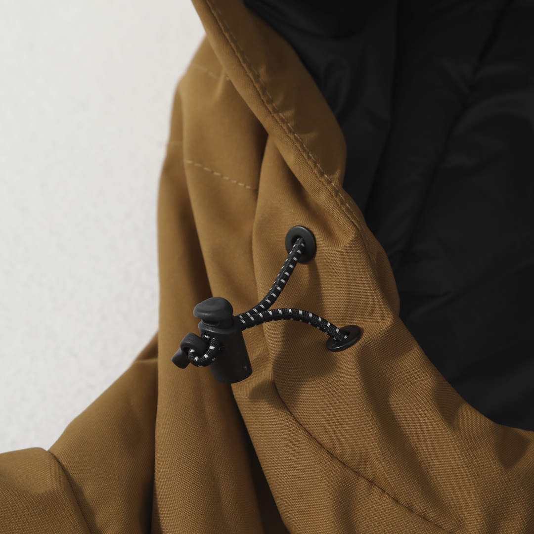 💰185 顶级版本
KOLON SPORT可隆2025官网最新款！男女情侣款连帽羽绒棉服功能性棉衣
专柜在售2880+
新款功能性棉衣
版型超级正  上身效果极佳 挺阔有质感 
户外功能防水级别
防水压胶拉链 
所有走线做工精细不粗糙，高档有质感 
括号手插兜剪裁设计 
无痕外衣有做75d贴膜防水层，防风防水
内里面料20d尼龙 不静电 
填充采用一片式轻量仿丝棉，有厚度的多层纤维结构 工艺均匀 
机洗不坨绒，蓬松轻便和羽绒服一样，蓄热保暖
连帽设计 领口 下摆都配置可调节防风扣 袖口半松紧魔术贴
颜色：黑色 棕色 紫色
尺码：M-3XL