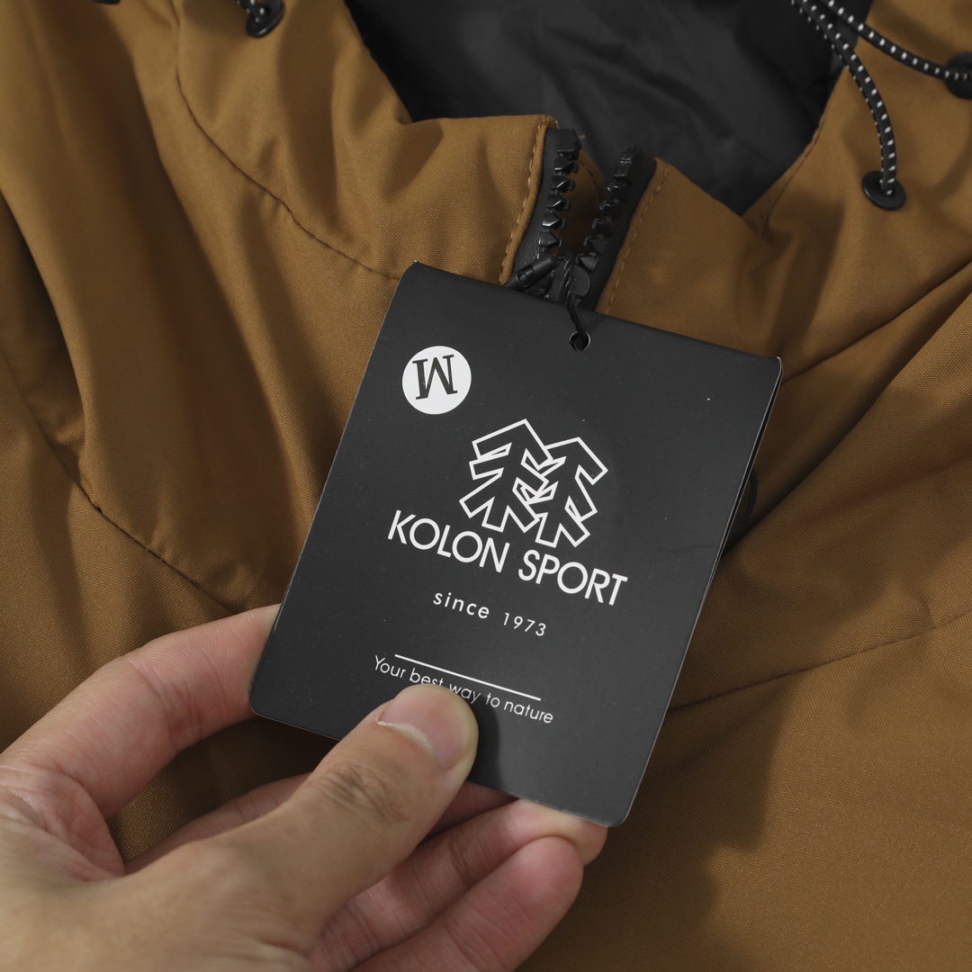 💰185 顶级版本
KOLON SPORT可隆2025官网最新款！男女情侣款连帽羽绒棉服功能性棉衣
专柜在售2880+
新款功能性棉衣
版型超级正  上身效果极佳 挺阔有质感 
户外功能防水级别
防水压胶拉链 
所有走线做工精细不粗糙，高档有质感 
括号手插兜剪裁设计 
无痕外衣有做75d贴膜防水层，防风防水
内里面料20d尼龙 不静电 
填充采用一片式轻量仿丝棉，有厚度的多层纤维结构 工艺均匀 
机洗不坨绒，蓬松轻便和羽绒服一样，蓄热保暖
连帽设计 领口 下摆都配置可调节防风扣 袖口半松紧魔术贴
颜色：黑色 棕色 紫色
尺码：M-3XL