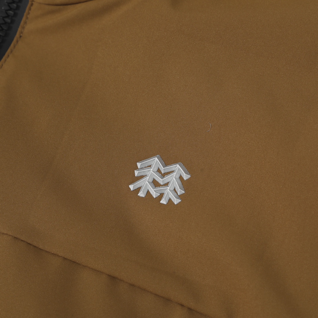 💰185 顶级版本
KOLON SPORT可隆2025官网最新款！男女情侣款连帽羽绒棉服功能性棉衣
专柜在售2880+
新款功能性棉衣
版型超级正  上身效果极佳 挺阔有质感 
户外功能防水级别
防水压胶拉链 
所有走线做工精细不粗糙，高档有质感 
括号手插兜剪裁设计 
无痕外衣有做75d贴膜防水层，防风防水
内里面料20d尼龙 不静电 
填充采用一片式轻量仿丝棉，有厚度的多层纤维结构 工艺均匀 
机洗不坨绒，蓬松轻便和羽绒服一样，蓄热保暖
连帽设计 领口 下摆都配置可调节防风扣 袖口半松紧魔术贴
颜色：黑色 棕色 紫色
尺码：M-3XL