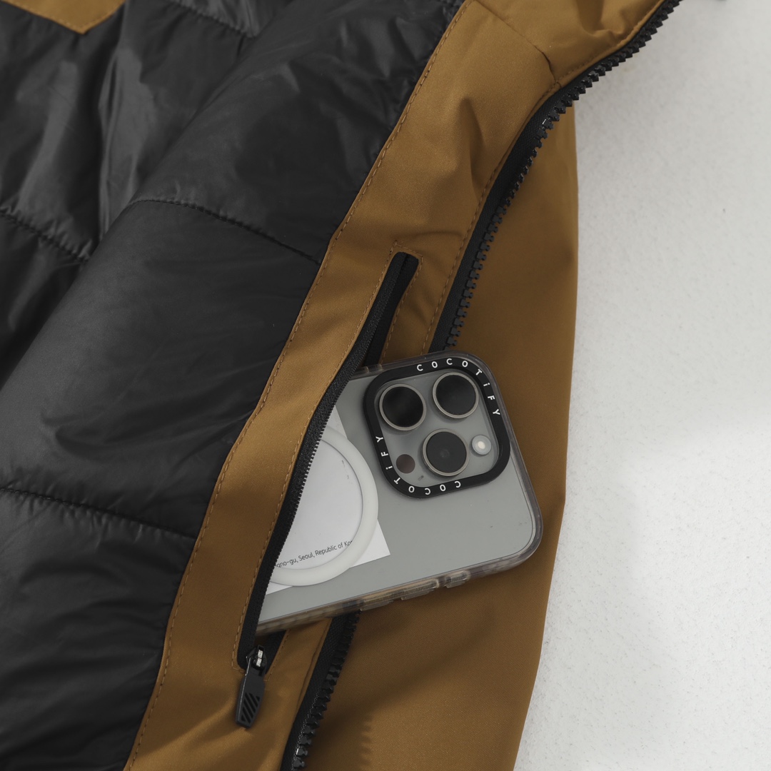 💰185 顶级版本
KOLON SPORT可隆2025官网最新款！男女情侣款连帽羽绒棉服功能性棉衣
专柜在售2880+
新款功能性棉衣
版型超级正  上身效果极佳 挺阔有质感 
户外功能防水级别
防水压胶拉链 
所有走线做工精细不粗糙，高档有质感 
括号手插兜剪裁设计 
无痕外衣有做75d贴膜防水层，防风防水
内里面料20d尼龙 不静电 
填充采用一片式轻量仿丝棉，有厚度的多层纤维结构 工艺均匀 
机洗不坨绒，蓬松轻便和羽绒服一样，蓄热保暖
连帽设计 领口 下摆都配置可调节防风扣 袖口半松紧魔术贴
颜色：黑色 棕色 紫色
尺码：M-3XL