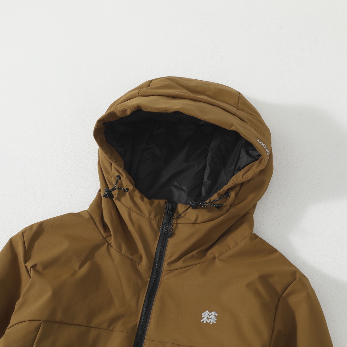 💰185 顶级版本
KOLON SPORT可隆2025官网最新款！男女情侣款连帽羽绒棉服功能性棉衣
专柜在售2880+
新款功能性棉衣
版型超级正  上身效果极佳 挺阔有质感 
户外功能防水级别
防水压胶拉链 
所有走线做工精细不粗糙，高档有质感 
括号手插兜剪裁设计 
无痕外衣有做75d贴膜防水层，防风防水
内里面料20d尼龙 不静电 
填充采用一片式轻量仿丝棉，有厚度的多层纤维结构 工艺均匀 
机洗不坨绒，蓬松轻便和羽绒服一样，蓄热保暖
连帽设计 领口 下摆都配置可调节防风扣 袖口半松紧魔术贴
颜色：黑色 棕色 紫色
尺码：M-3XL